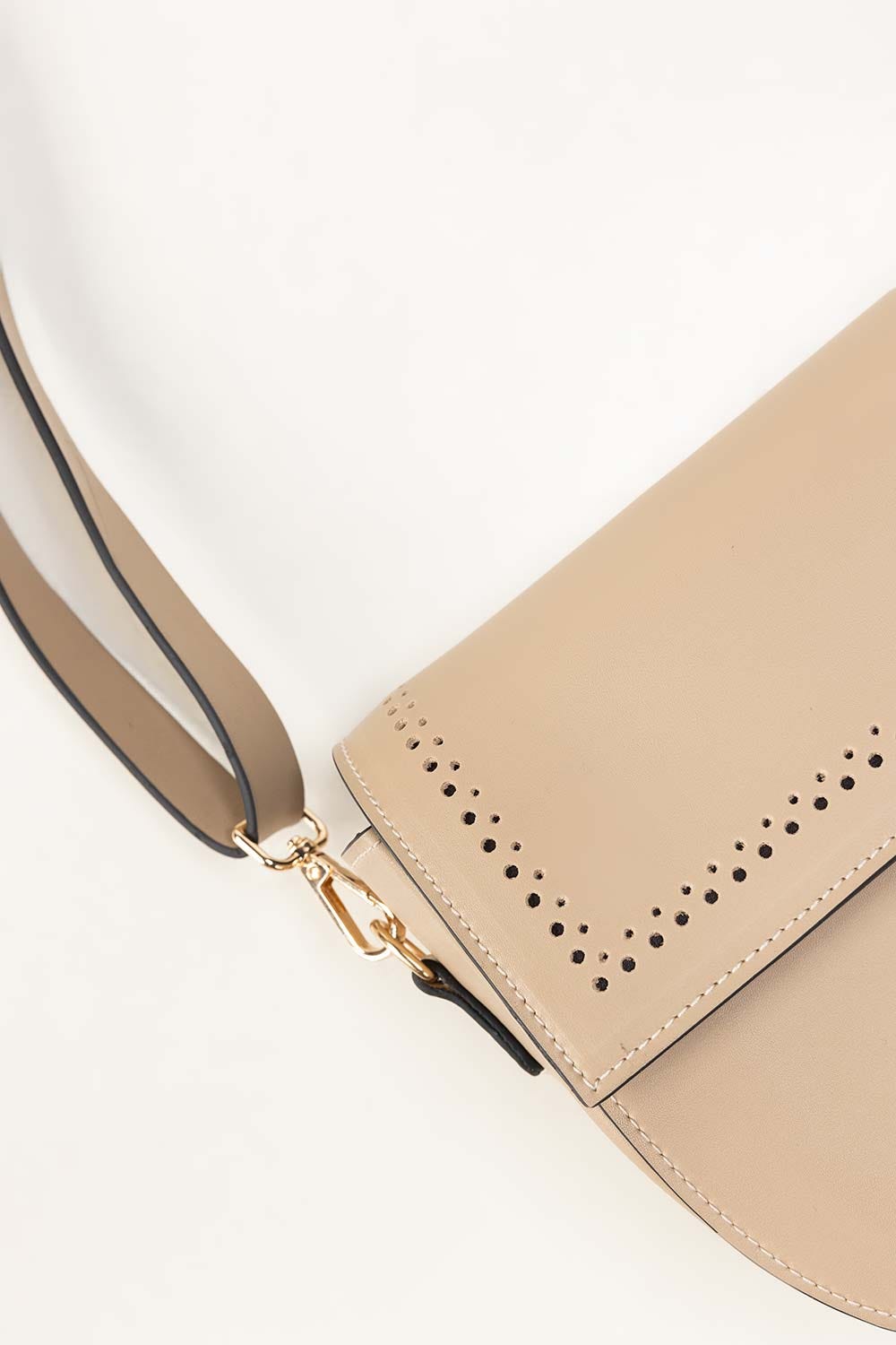 https://cdn.shopify.com/s/files/1/0706/3253/8159/files/424510-beige-crossbody-bag-closeup-ideas.jpg?v=1758371194