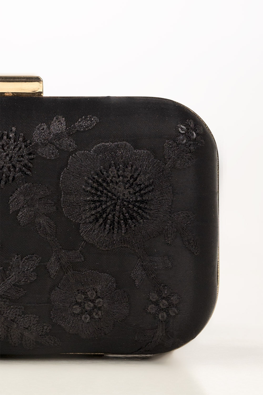 https://cdn.shopify.com/s/files/1/0706/3253/8159/files/424512-black-clutch-closeup-ideas.jpg?v=1758371192