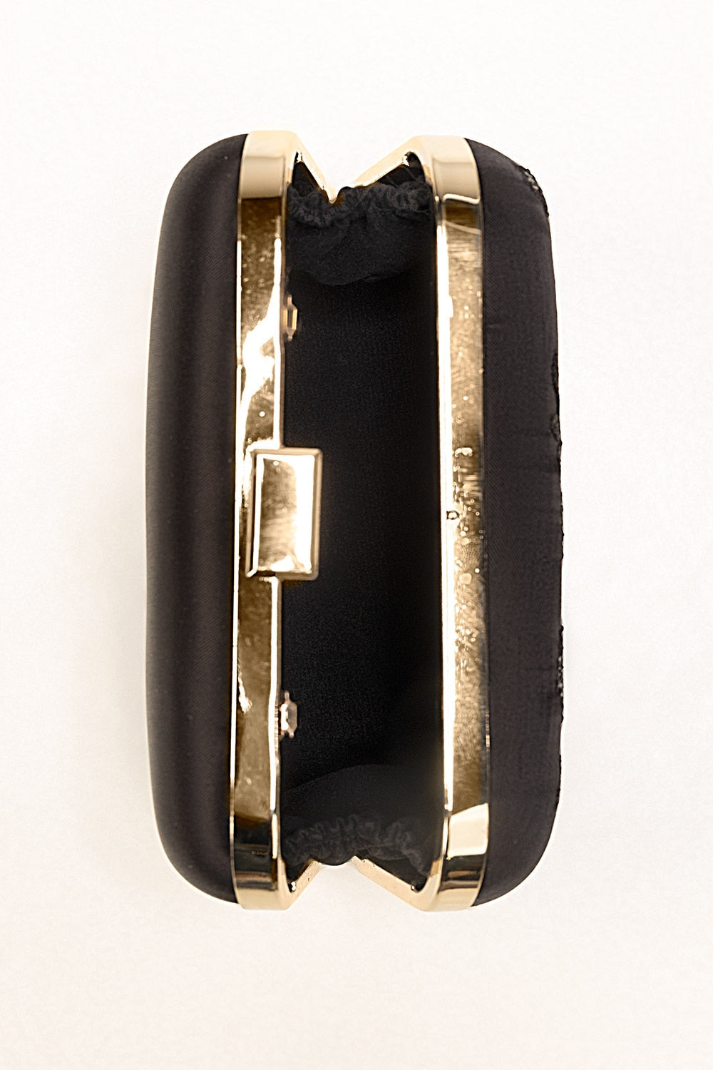 https://cdn.shopify.com/s/files/1/0706/3253/8159/files/424512-black-clutch-topview-ideas.jpg?v=1758371192
