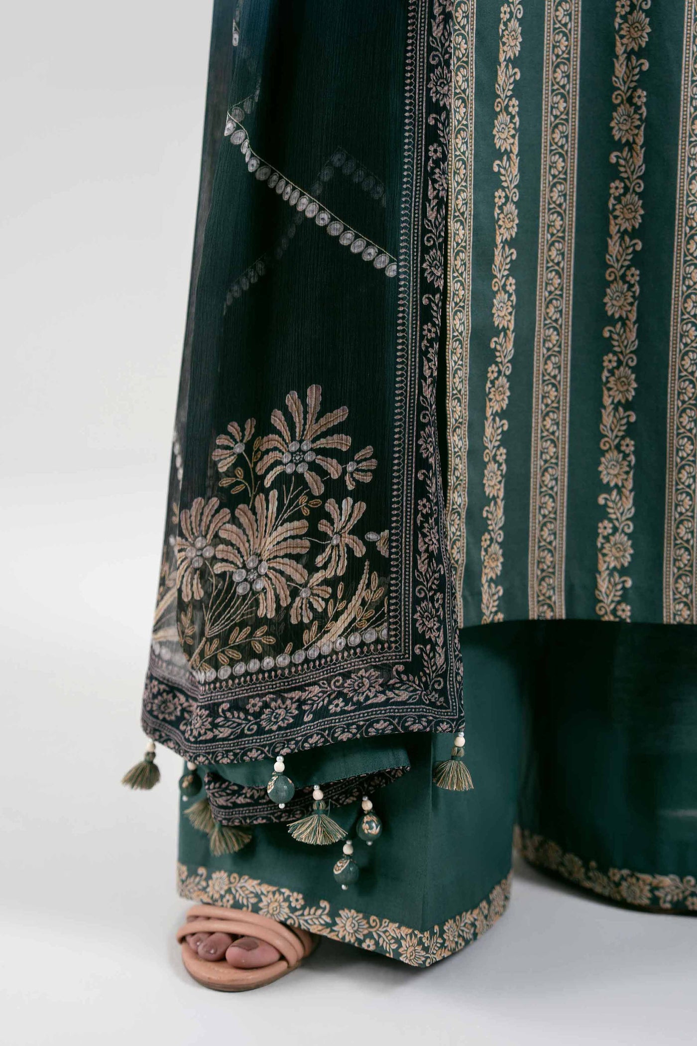 3 Piece Unstitched Embroidered Lawn Karandi Suit