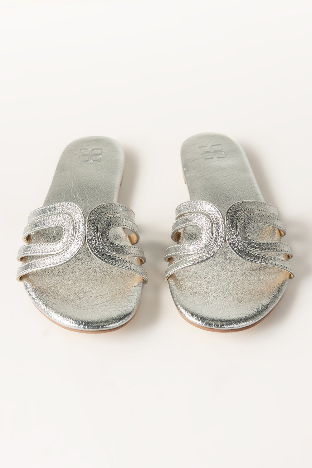 https://cdn.shopify.com/s/files/1/0706/3253/8159/files/427894-silver-women-slipper-ideas-front-1__jpg.jpg?v=1758370983