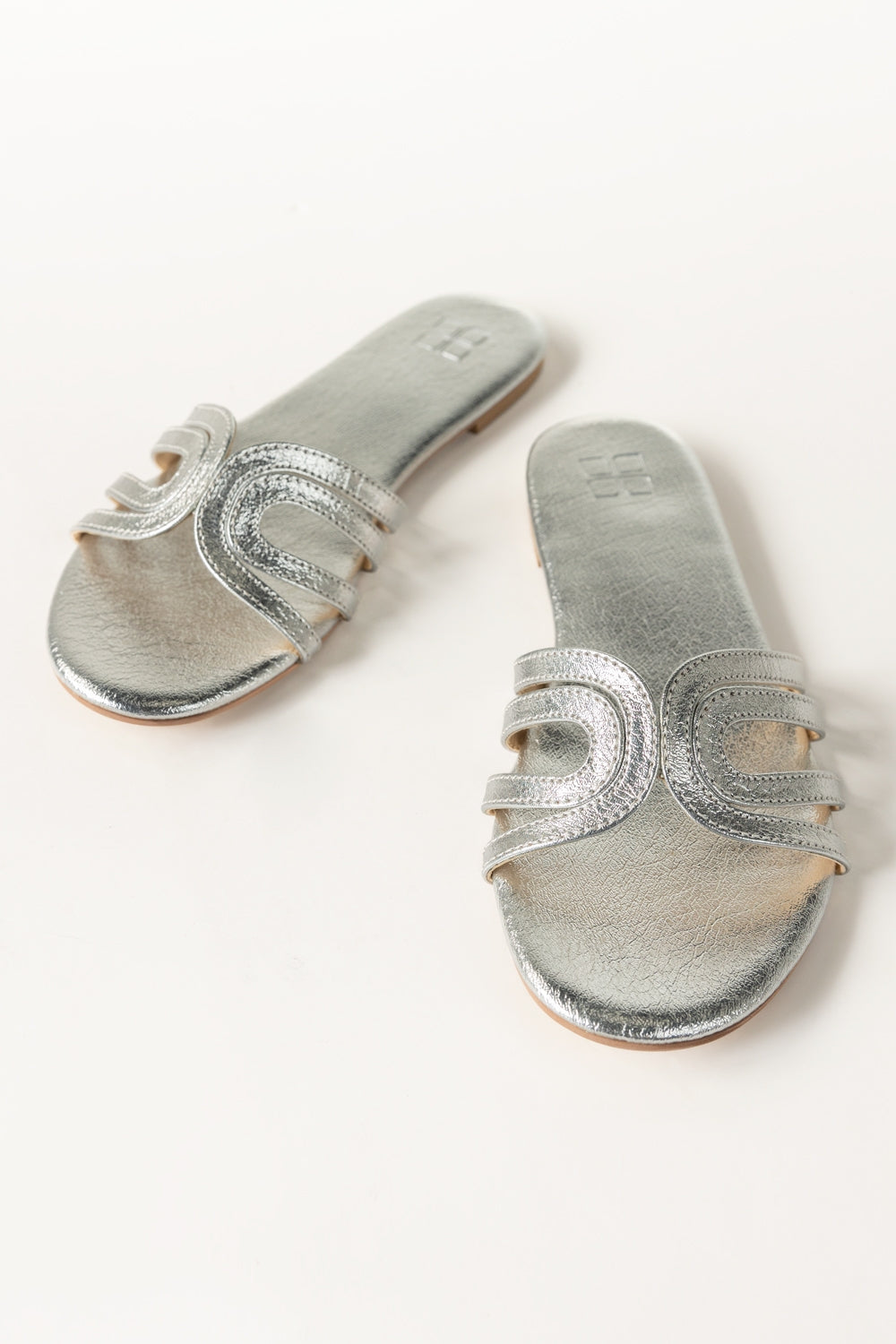 https://cdn.shopify.com/s/files/1/0706/3253/8159/files/427894-silver-women-slipper-ideas-front-2__jpg.jpg?v=1758370983
