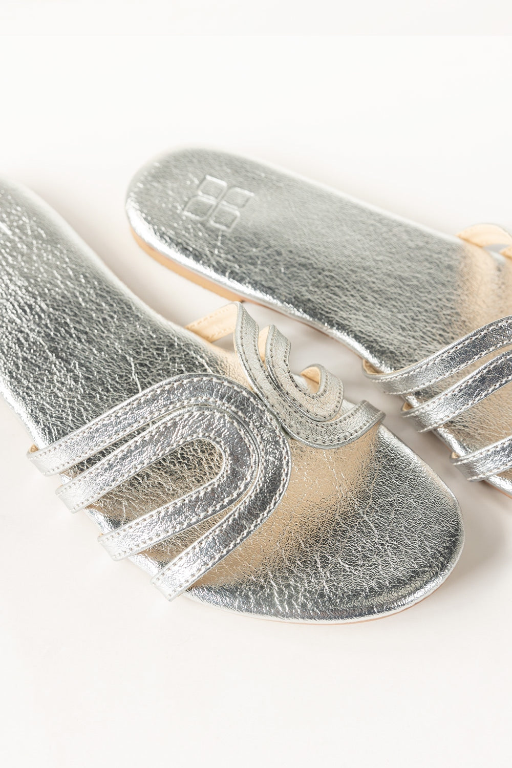 https://cdn.shopify.com/s/files/1/0706/3253/8159/files/427894_-silver-women-slipper-ideas-closeup__jpg.jpg?v=1758370984