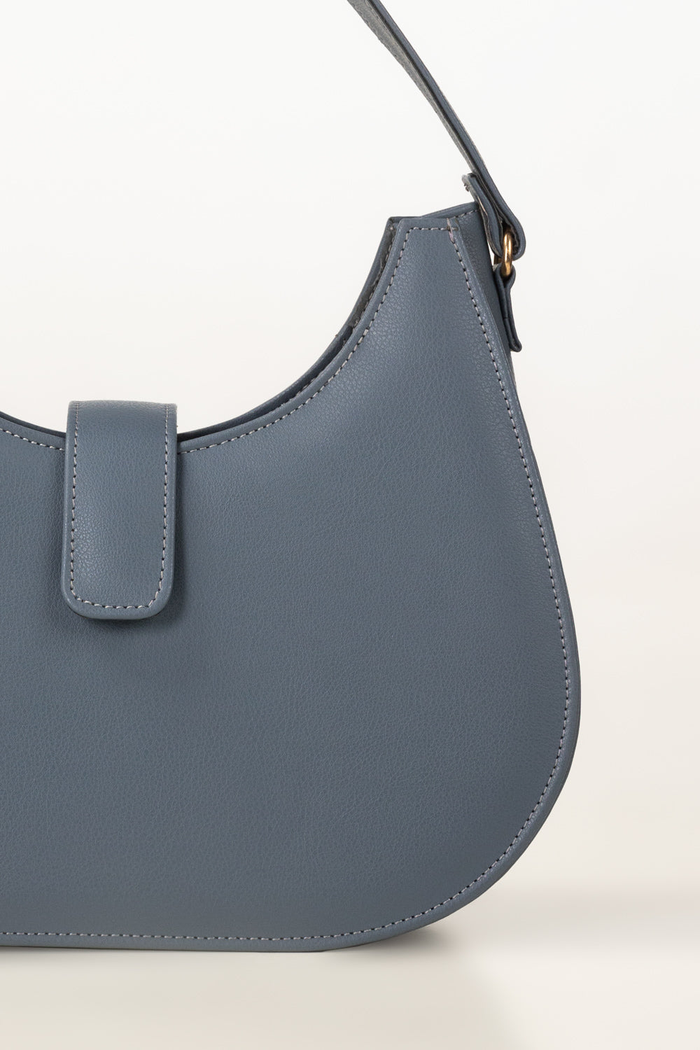 https://cdn.shopify.com/s/files/1/0706/3253/8159/files/445101-blue-shoulderbag-closeup1-ideas.jpg?v=1765276213