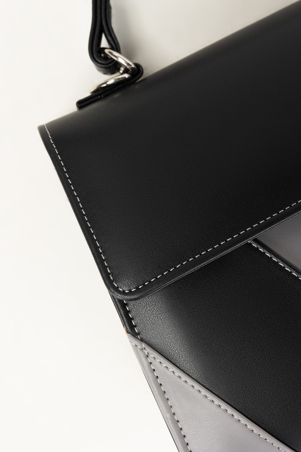 https://cdn.shopify.com/s/files/1/0706/3253/8159/files/452047-black-totebag-closeup2-ideas.jpg?v=1766558562