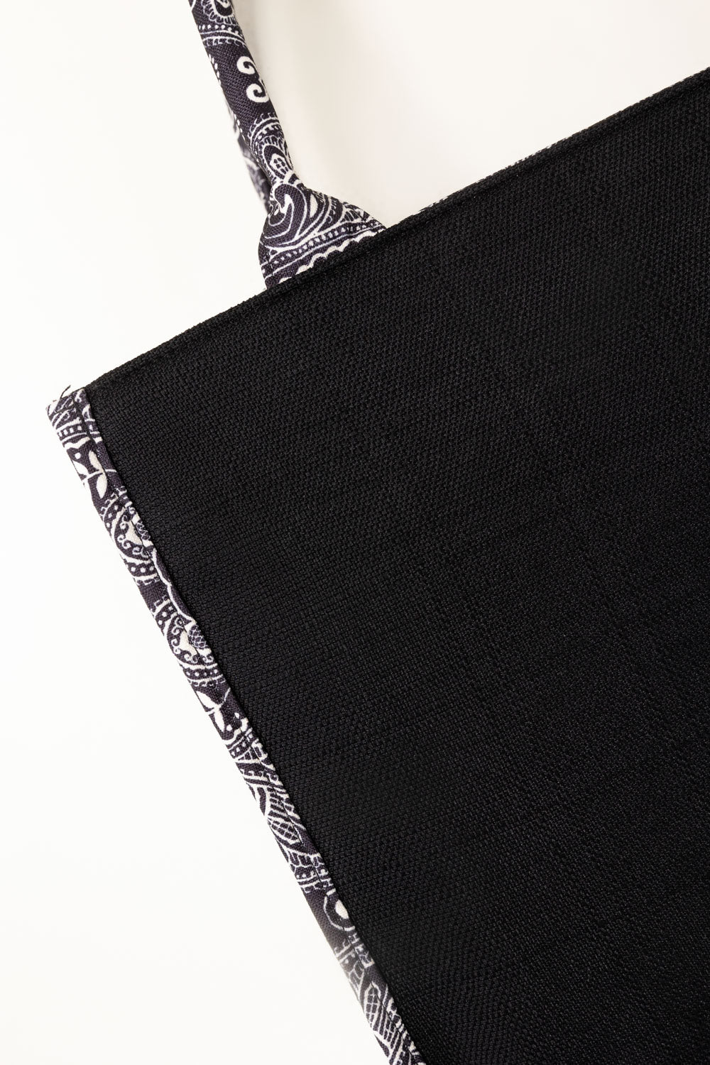 https://cdn.shopify.com/s/files/1/0706/3253/8159/files/454000-black-totebag-closeup1-ideas.jpg?v=1768470583