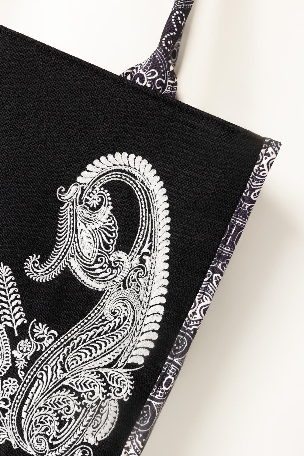 https://cdn.shopify.com/s/files/1/0706/3253/8159/files/454000-black-totebag-closeup2-ideas.jpg?v=1768470583