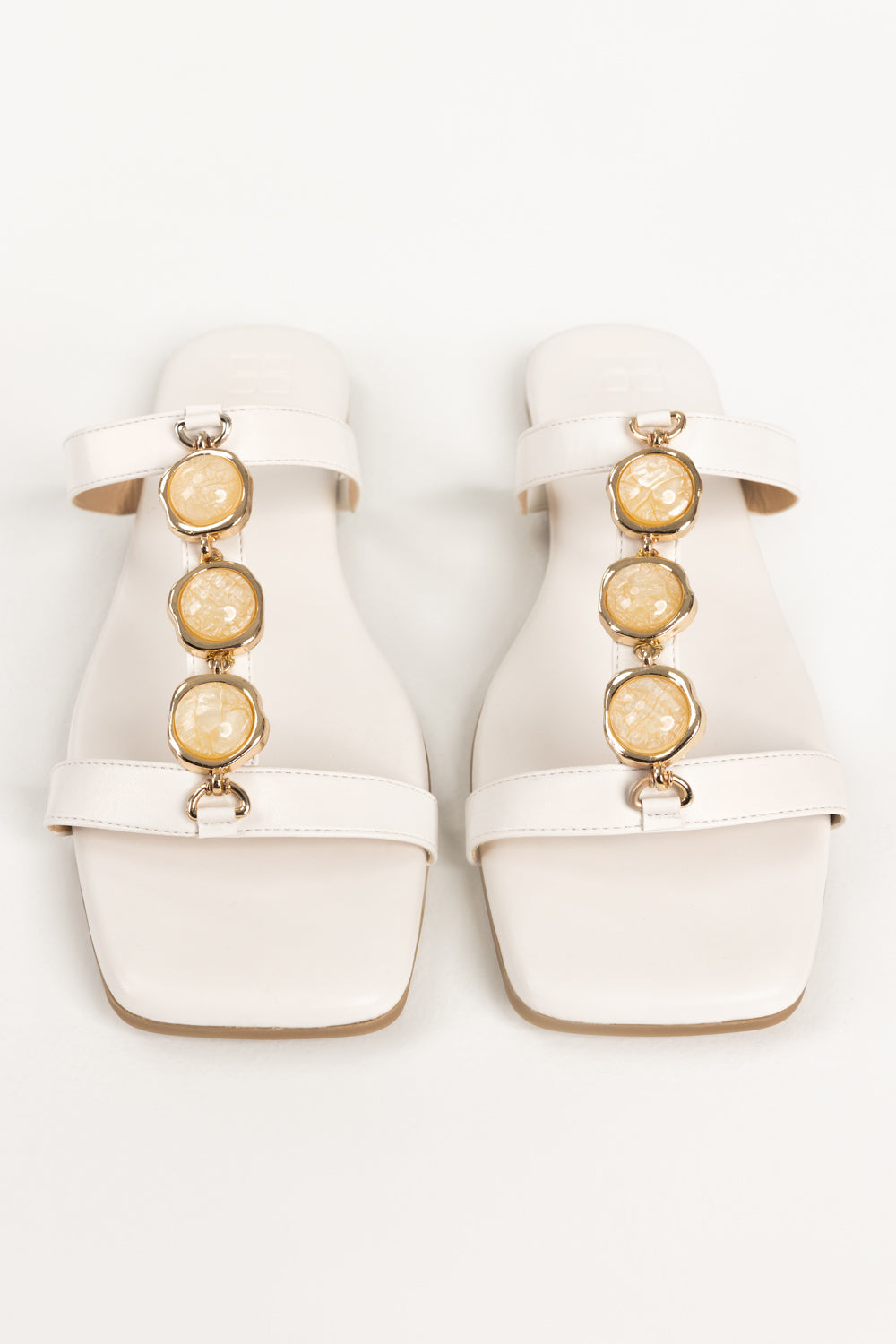 https://cdn.shopify.com/s/files/1/0706/3253/8159/files/467847-white-slipper-front-ideas.jpg?v=1779690557
