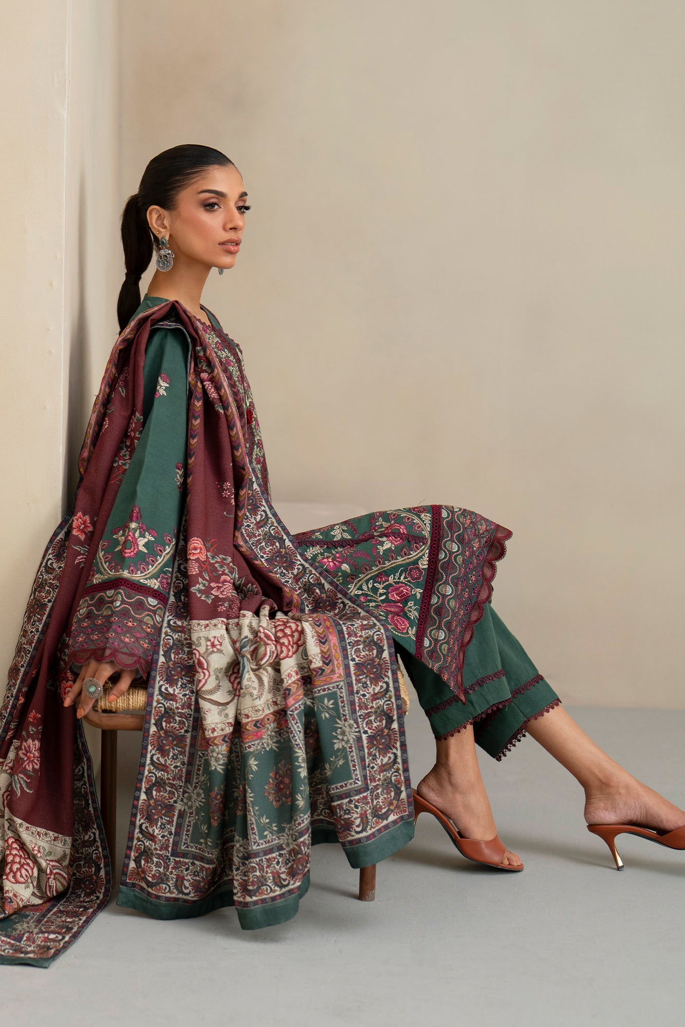 EMBROIDERED SUIT (E0818/203/704)