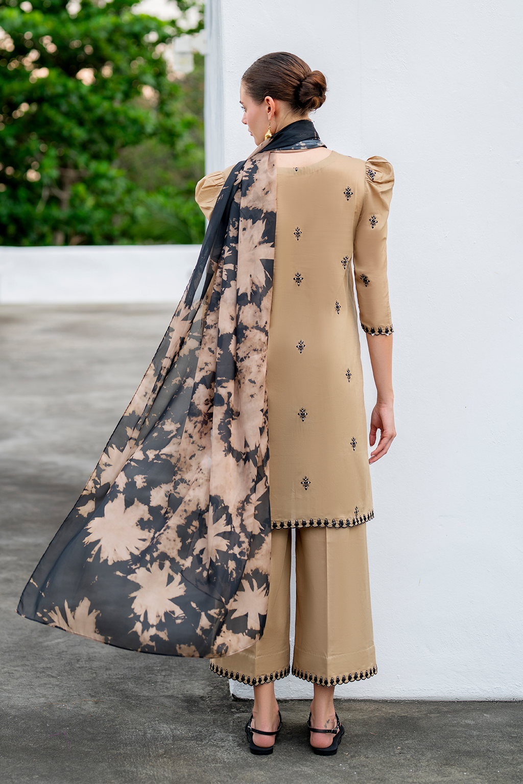 UE-483 Embroidered Lawn