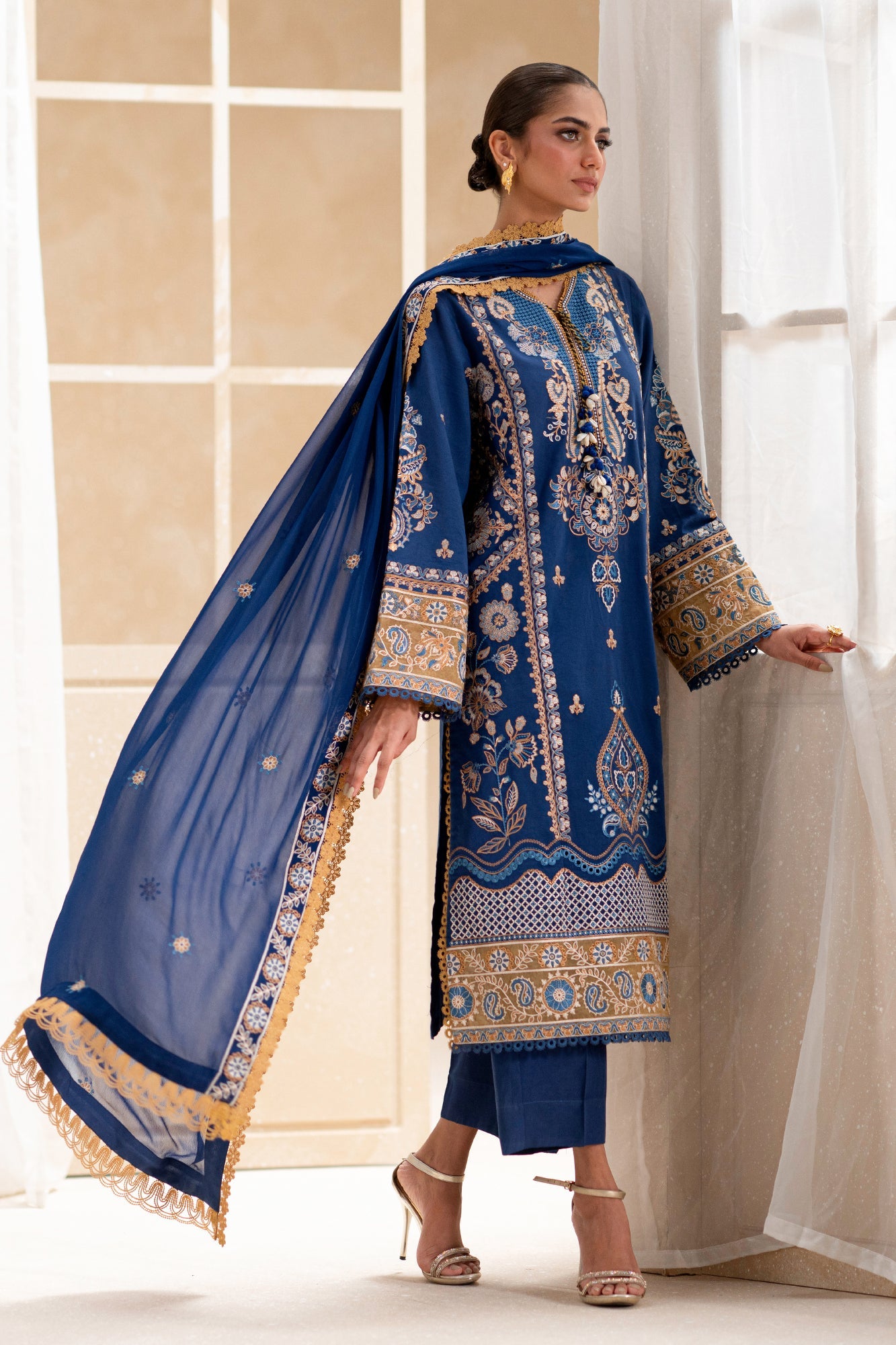EMBROIDERED LAWN SUIT (E0556/203/619)