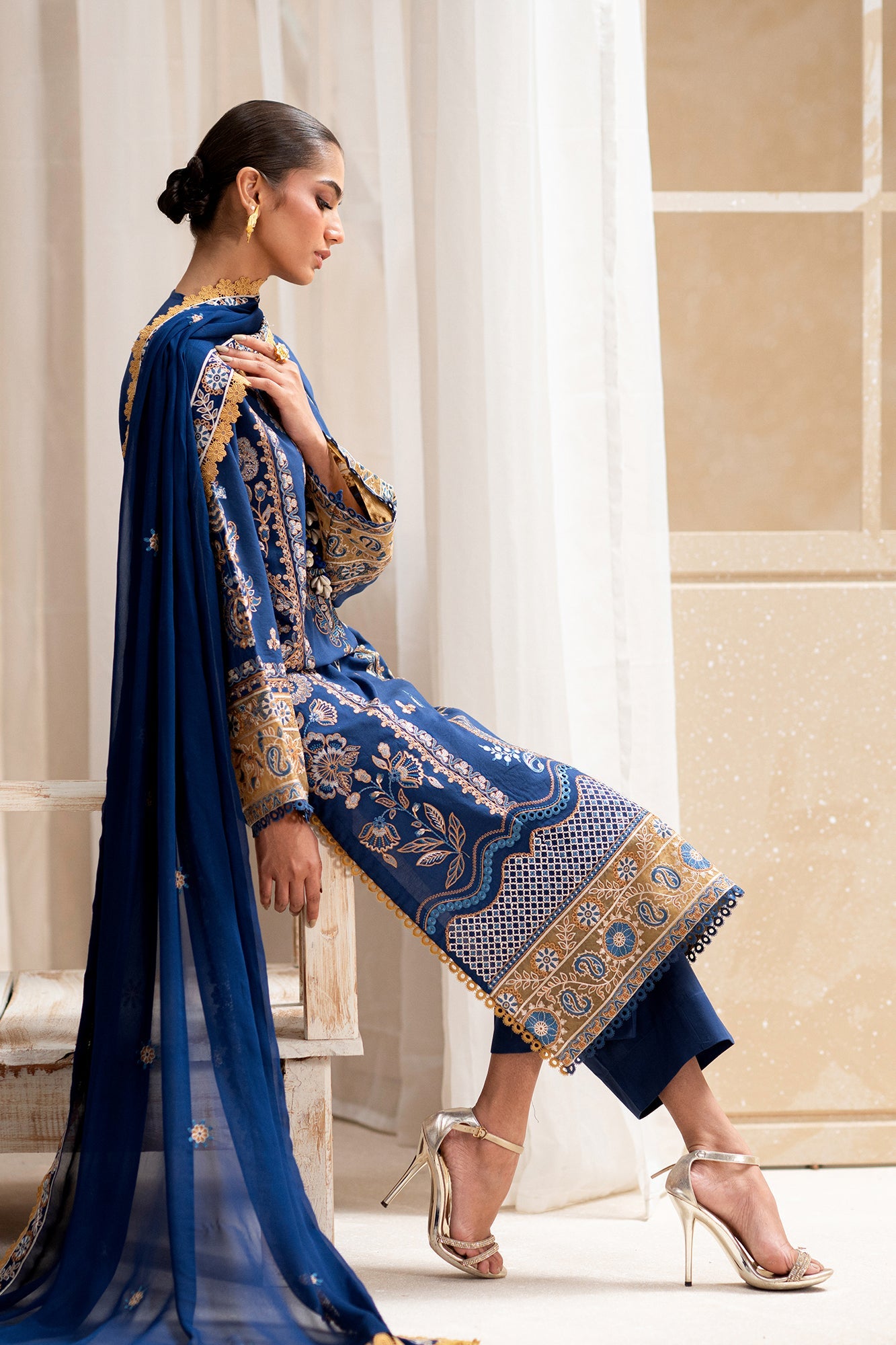 EMBROIDERED LAWN SUIT (E0556/203/619)