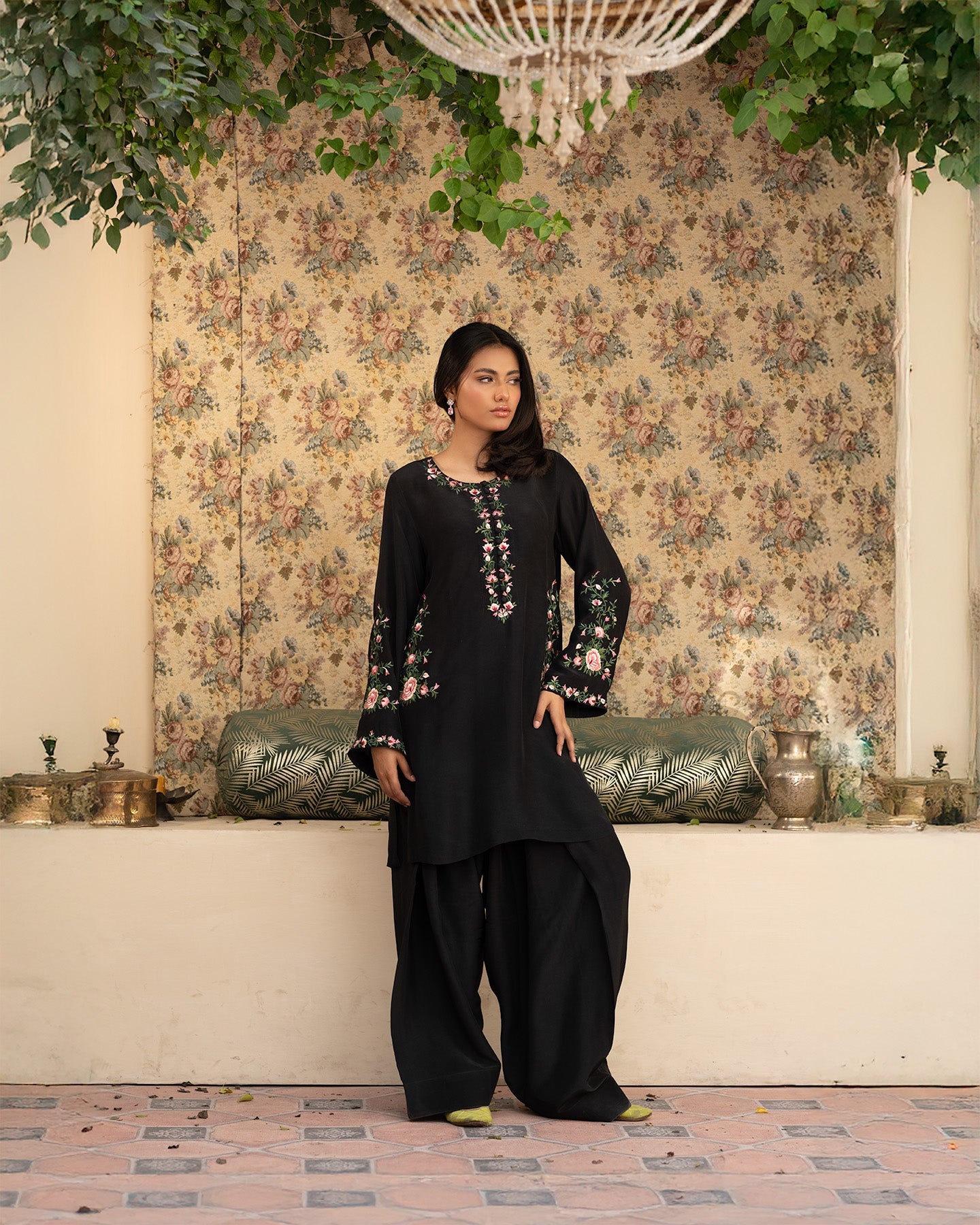 Outfit Name: Siyah Gul

Collection: Nazm
Code: CBR 102