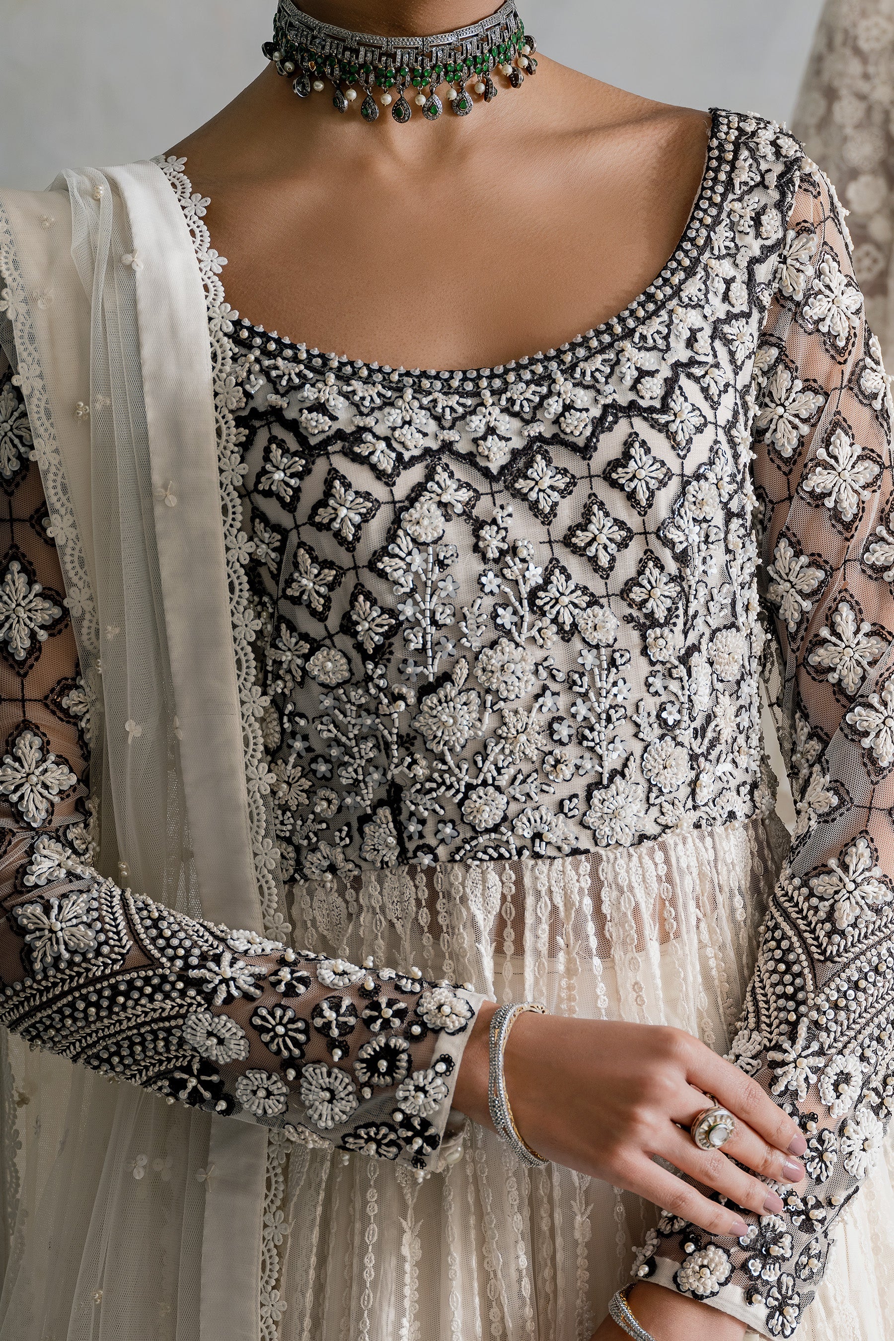 Monochrome Grandeur (D-05)