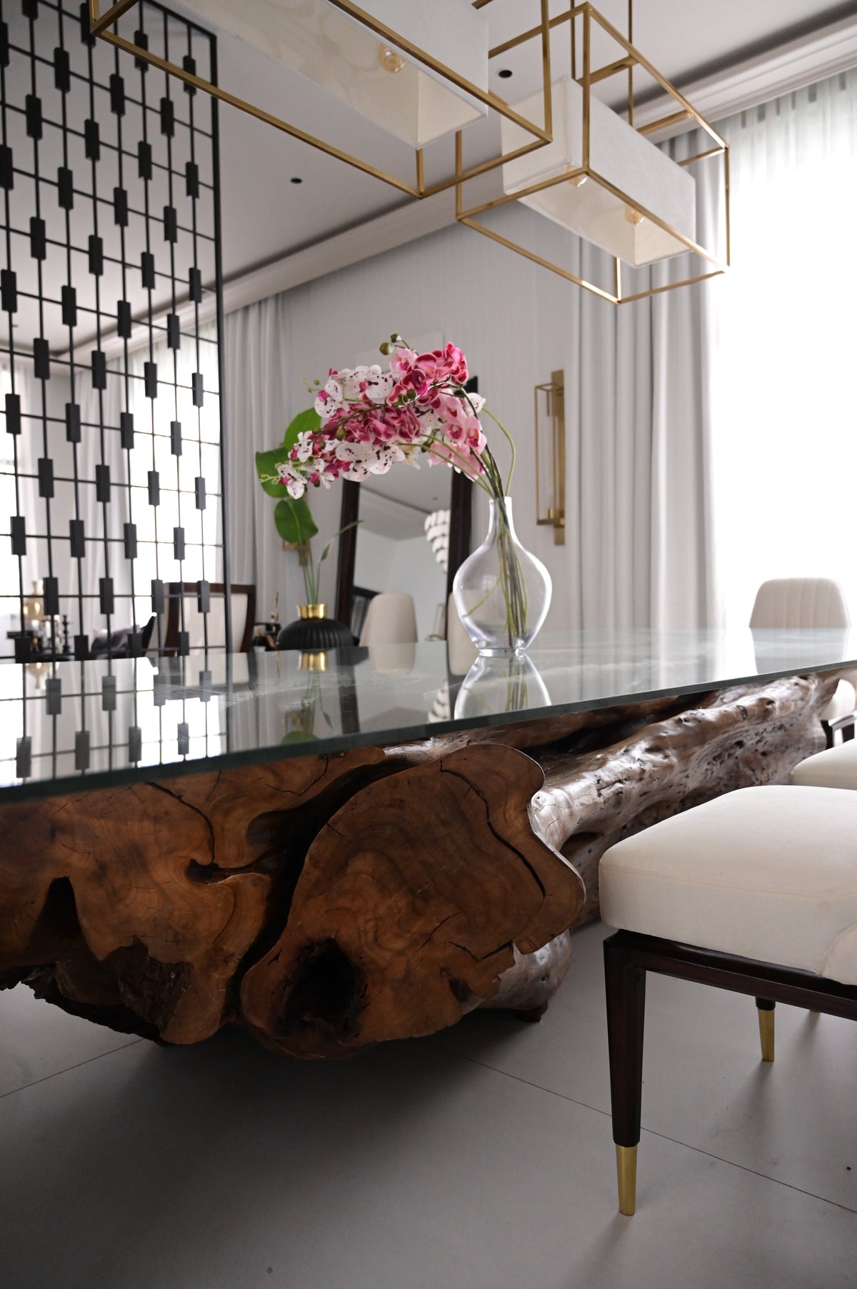 Partal tree trunk Dining table