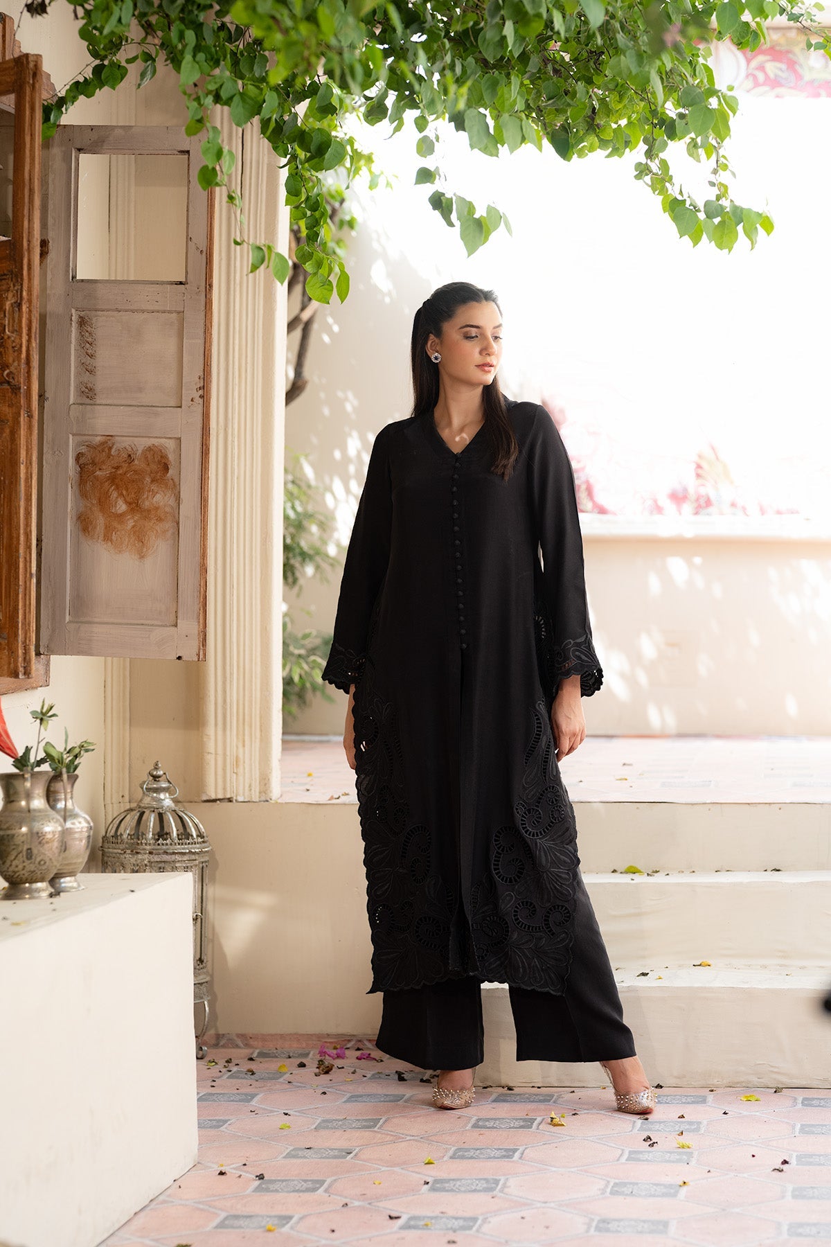 Outfit Name: Siyah Shab

Collection: Nazm
Code: CBR 103