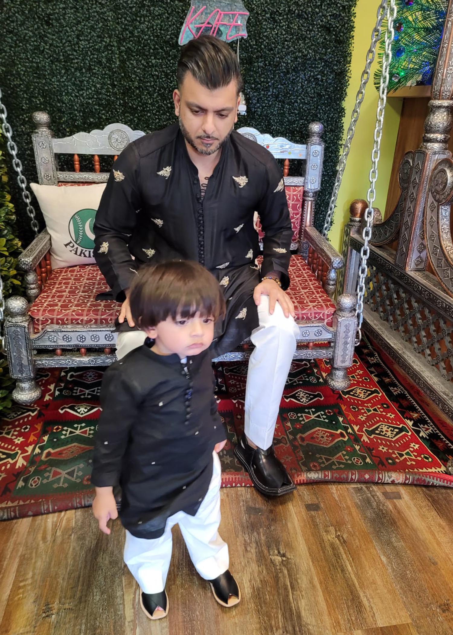sadaf-fawad-khan-pool-03471687