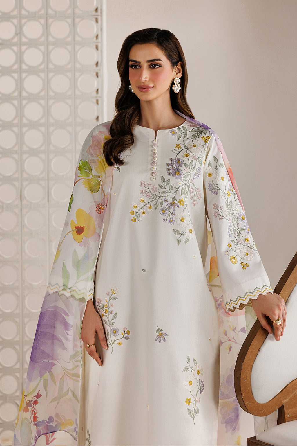 UE-683 Embroidered Lawn