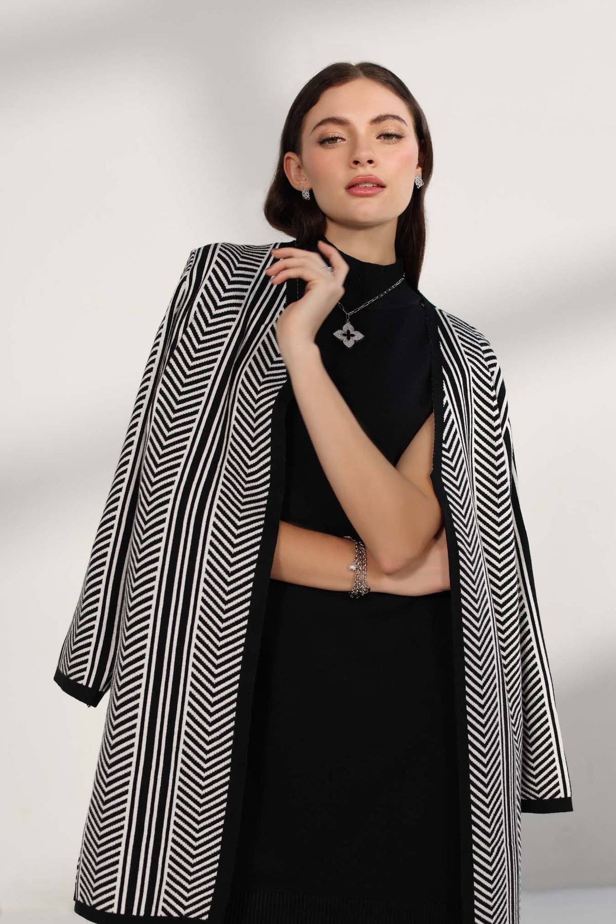 D8 - Black/White