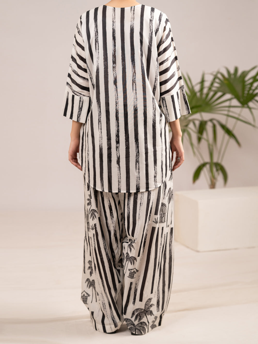 Black & White Lawn 2Pc Stitched - AL-2PS-LKS-1111