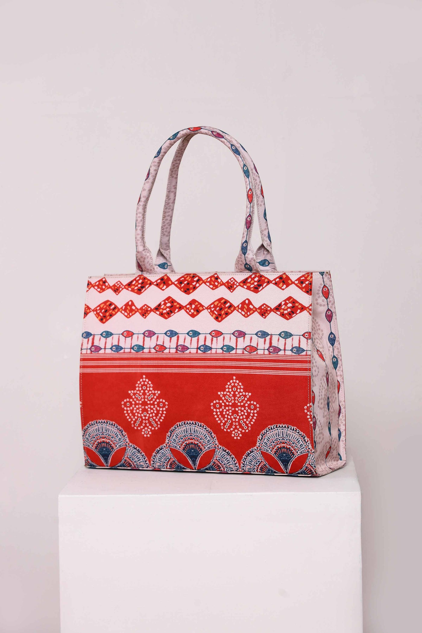https://cdn.shopify.com/s/files/1/0534/2065/4791/files/AMBG001803-_4.jpg?v=1751450511