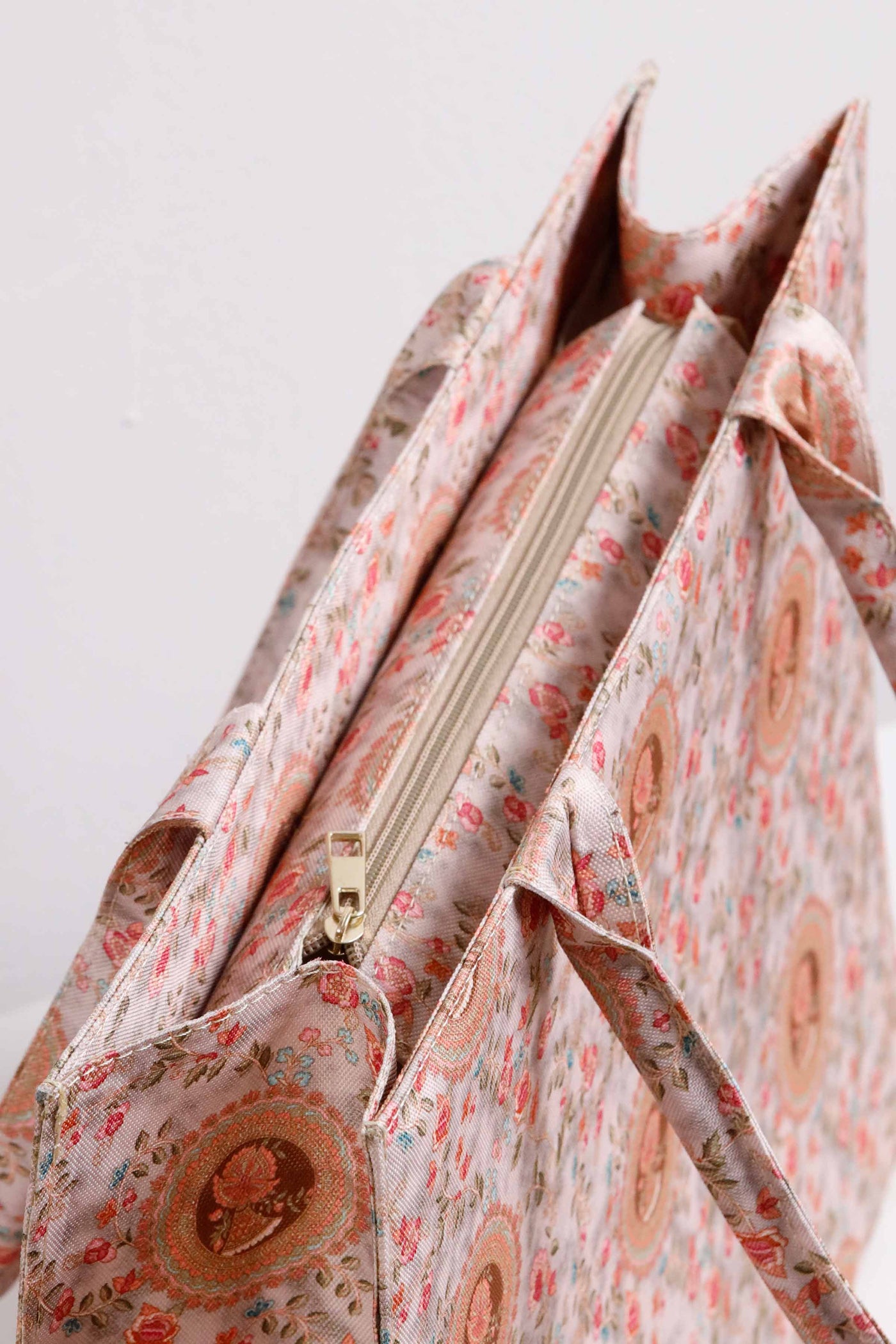 https://cdn.shopify.com/s/files/1/0534/2065/4791/files/AMBG001804-_1_2ef61da3-6f8b-417b-b4c8-48a022ff9c51.jpg?v=1751450544