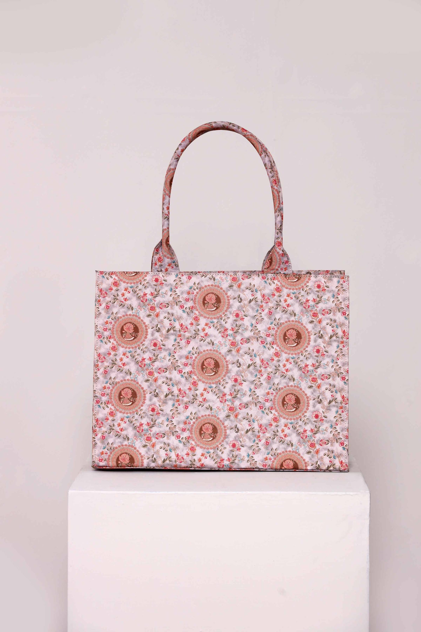 https://cdn.shopify.com/s/files/1/0534/2065/4791/files/AMBG001804-_3.jpg?v=1751450544