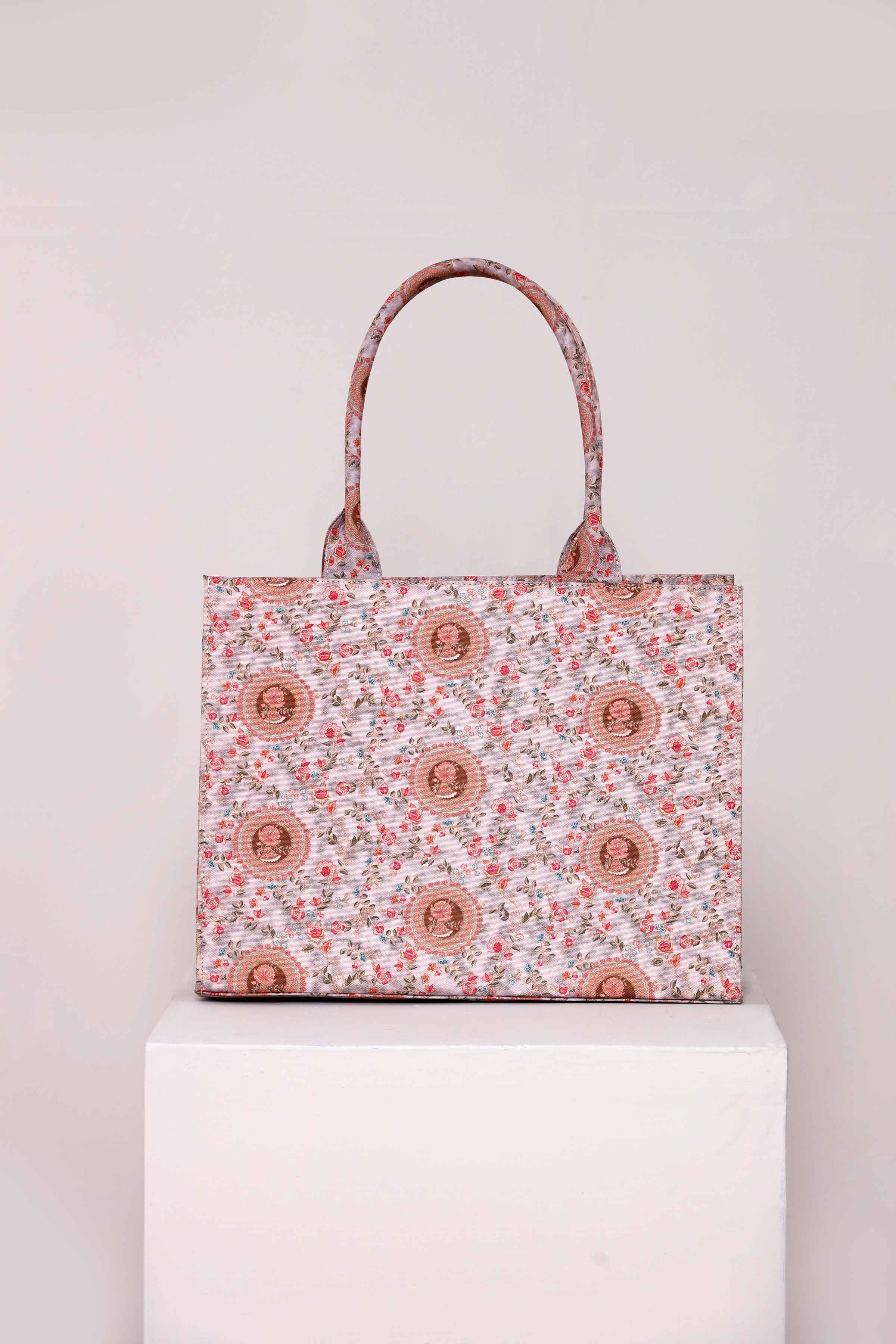 https://cdn.shopify.com/s/files/1/0534/2065/4791/files/AMBG001804-_3.jpg?v=1751450544