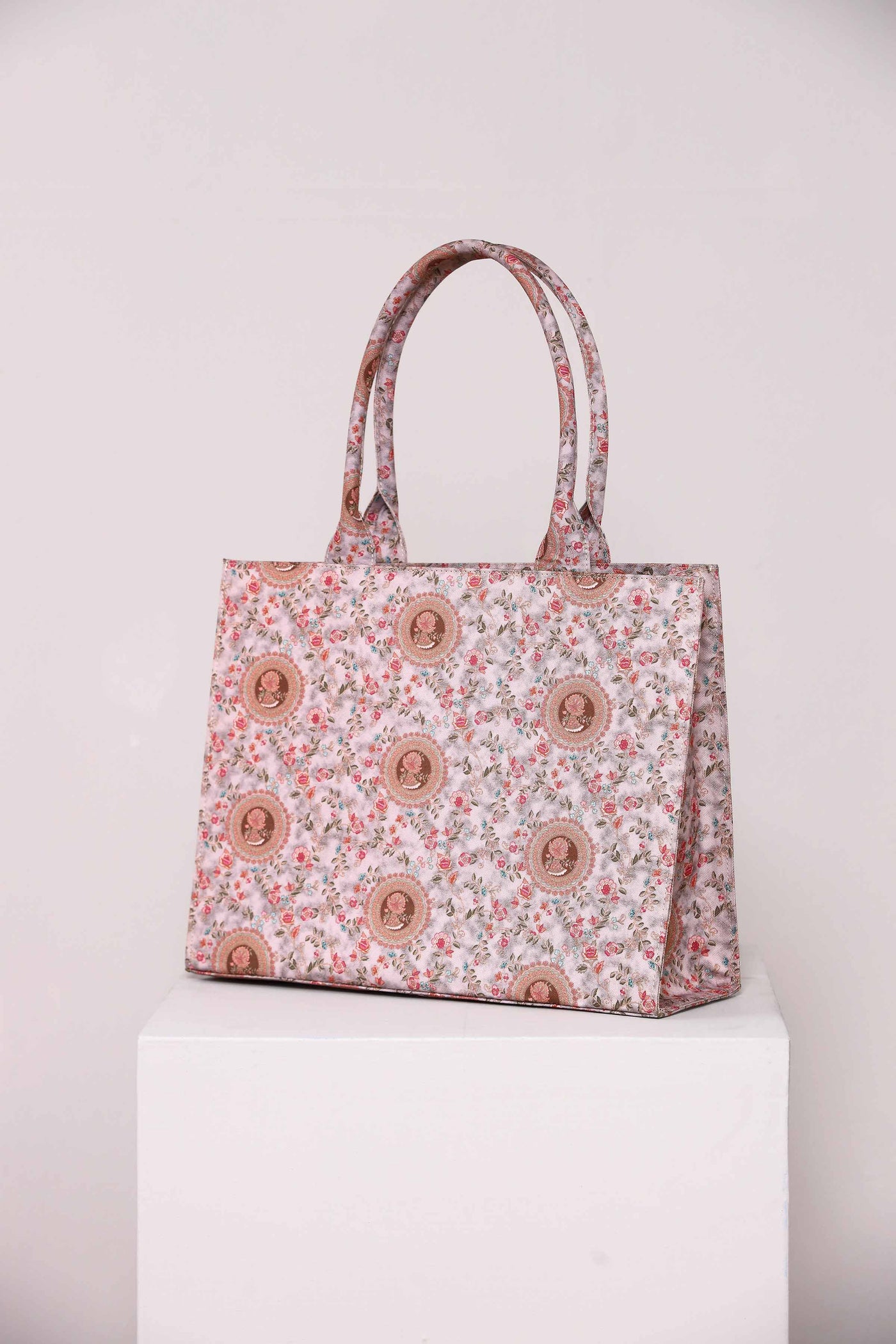 https://cdn.shopify.com/s/files/1/0534/2065/4791/files/AMBG001804-_4.jpg?v=1751450544
