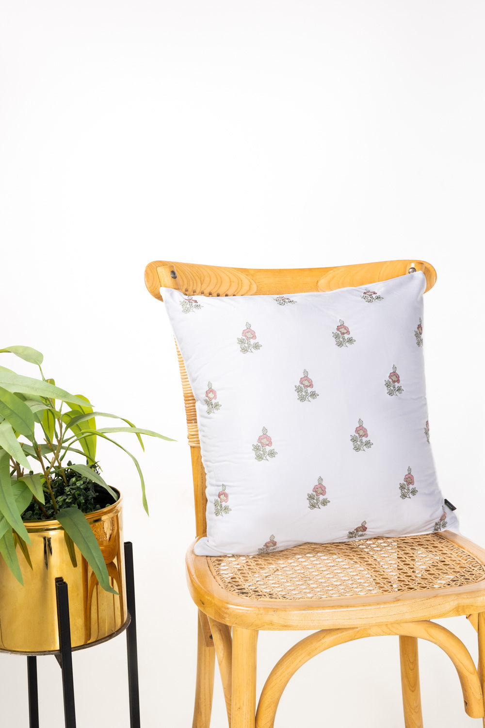 Vec-008 Velvet Embroidered Cushion Cover