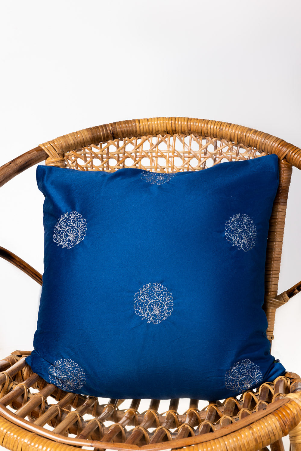 Vec-020 Velvet Embroidered Cushion Cover