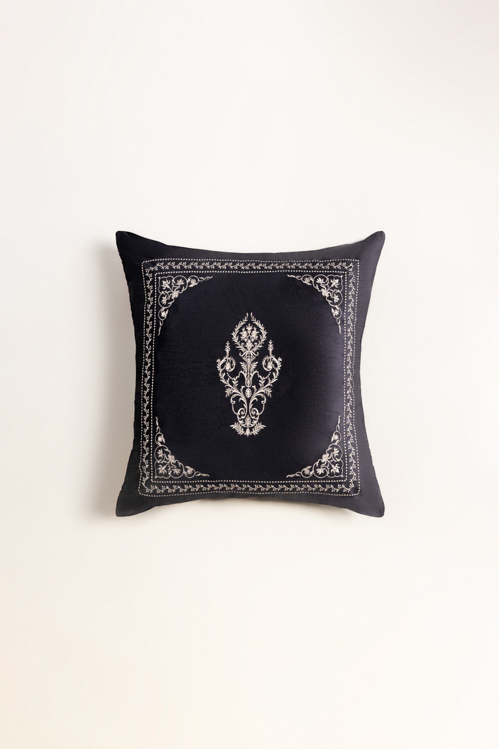 Vec-025 Velvet Embroidered Cushion Cover