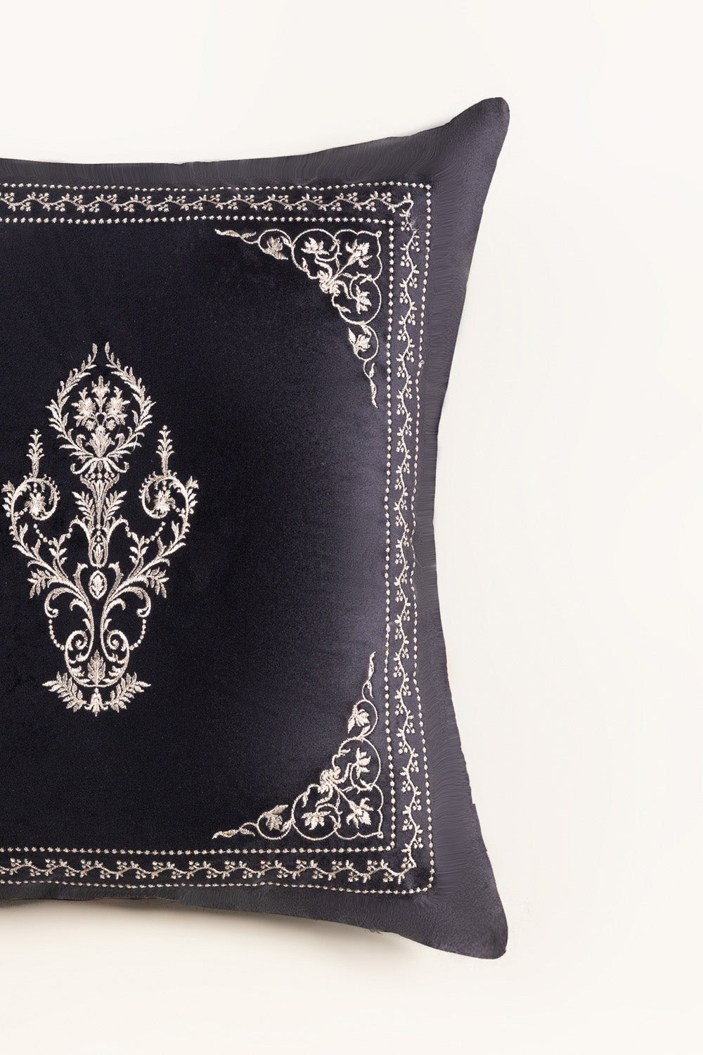 Vec-025 Velvet Embroidered Cushion Cover