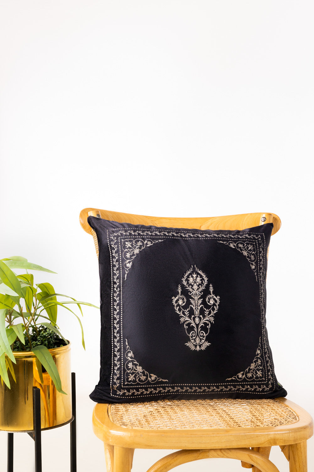 Vec-025 Velvet Embroidered Cushion Cover