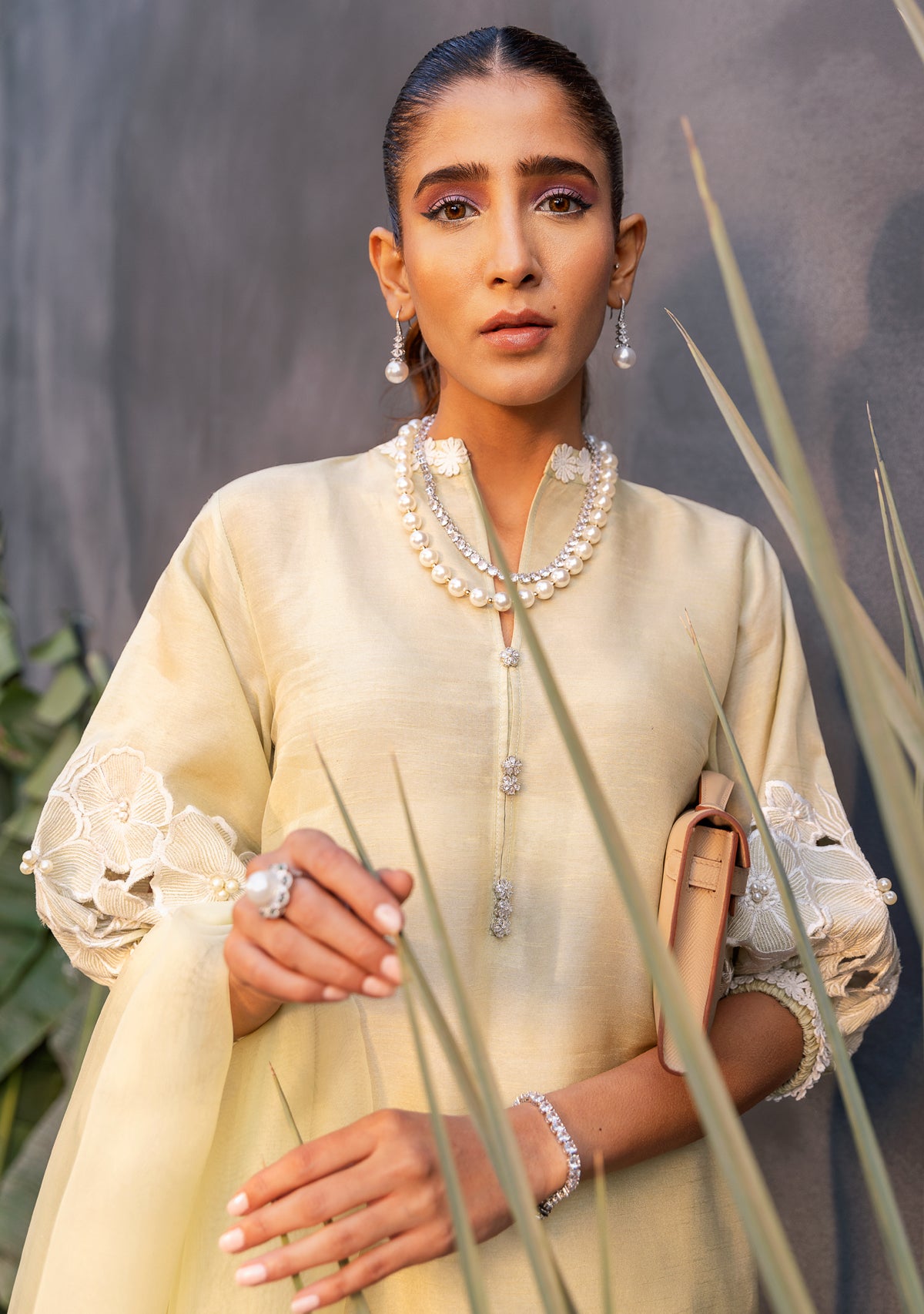 https://cdn.shopify.com/s/files/1/0676/8177/9968/products/Aida2p.jpg?v=1708638841
