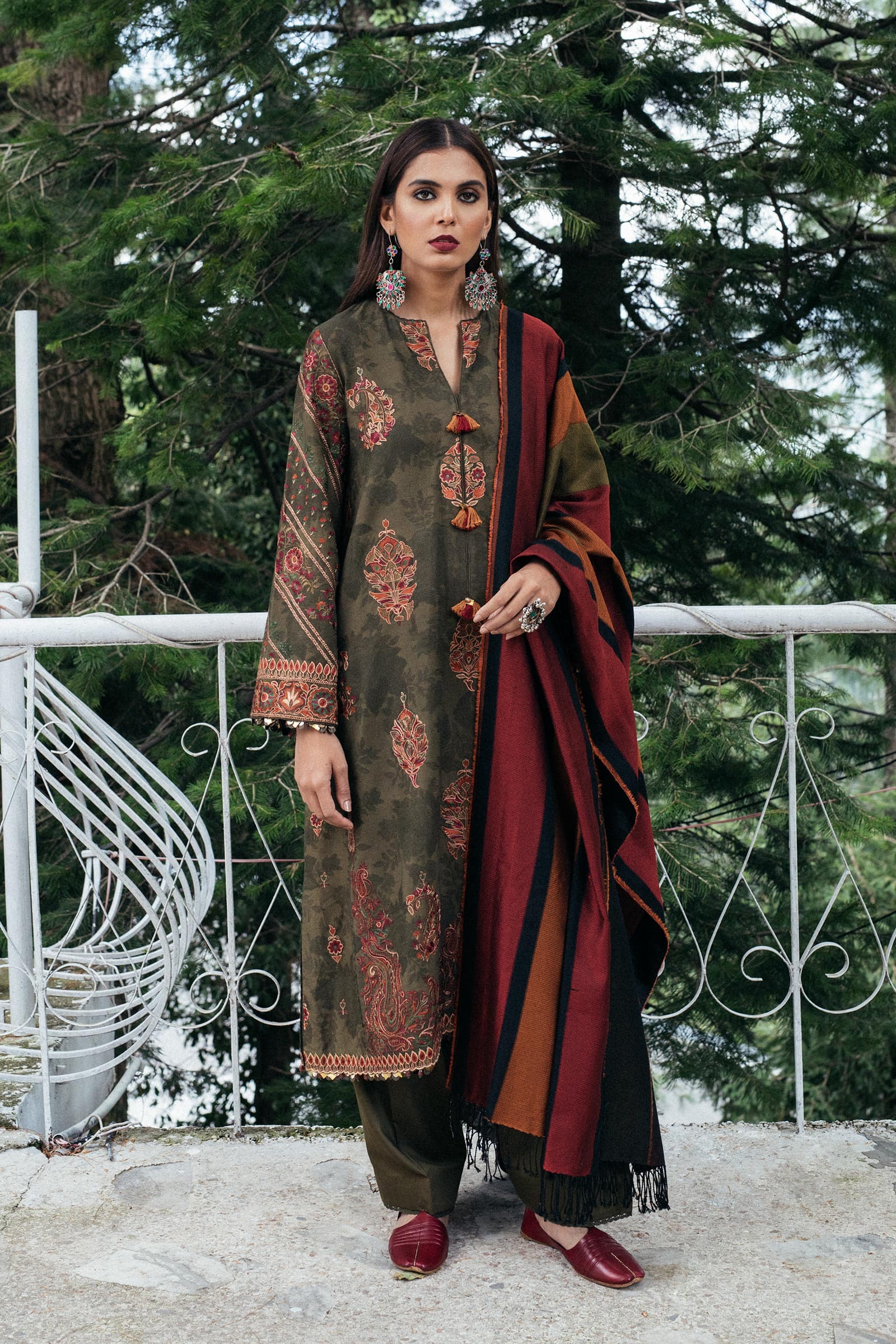 https://cdn.shopify.com/s/files/1/0340/8376/6405/products/Azra.jpg?v=1699854907