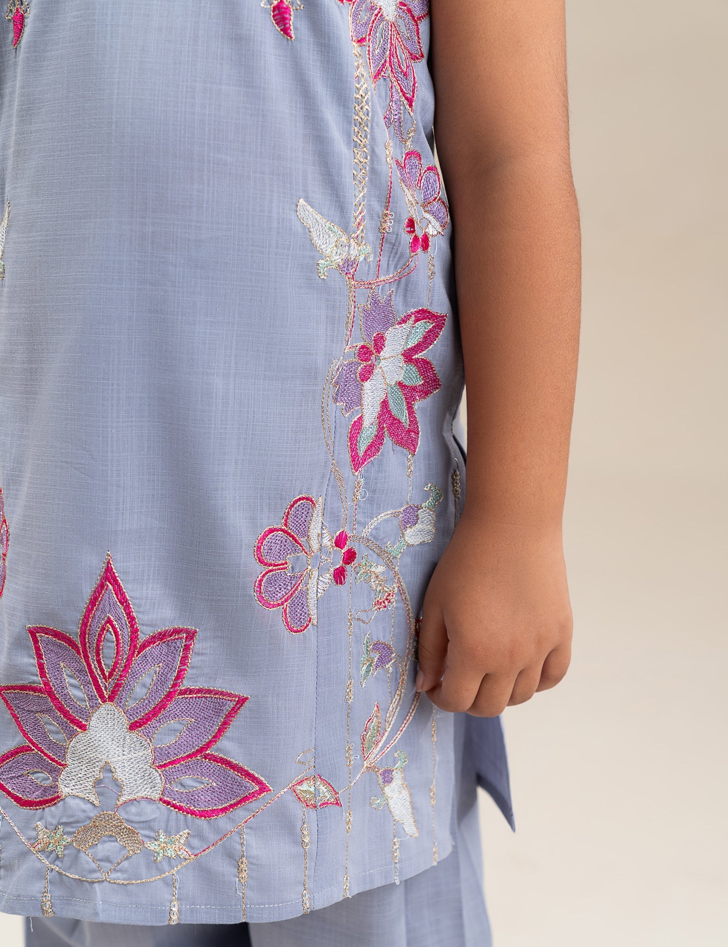 2 PIECE SLEEVELESS ROSE EMBROIDERED SUIT