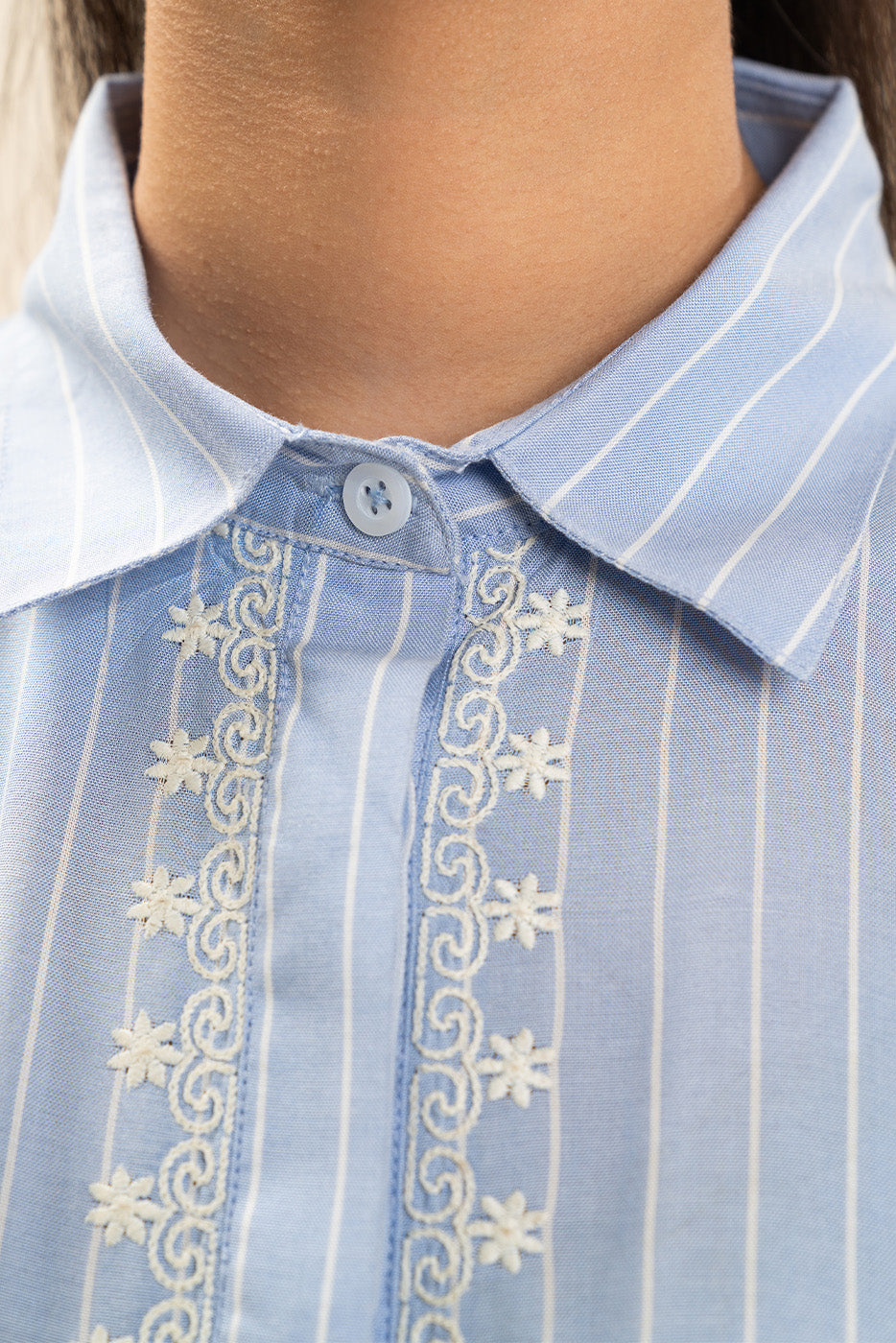 EMBROIDERED YARN DYED TOP (FLOW)