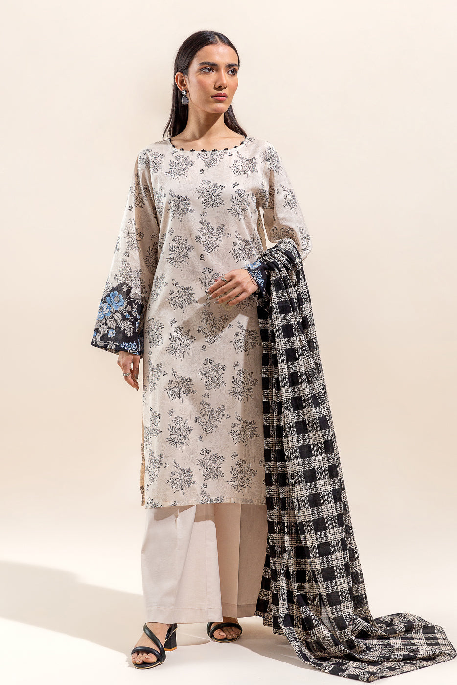 Embroidered chiffon dupatta with trimmings( as shown)