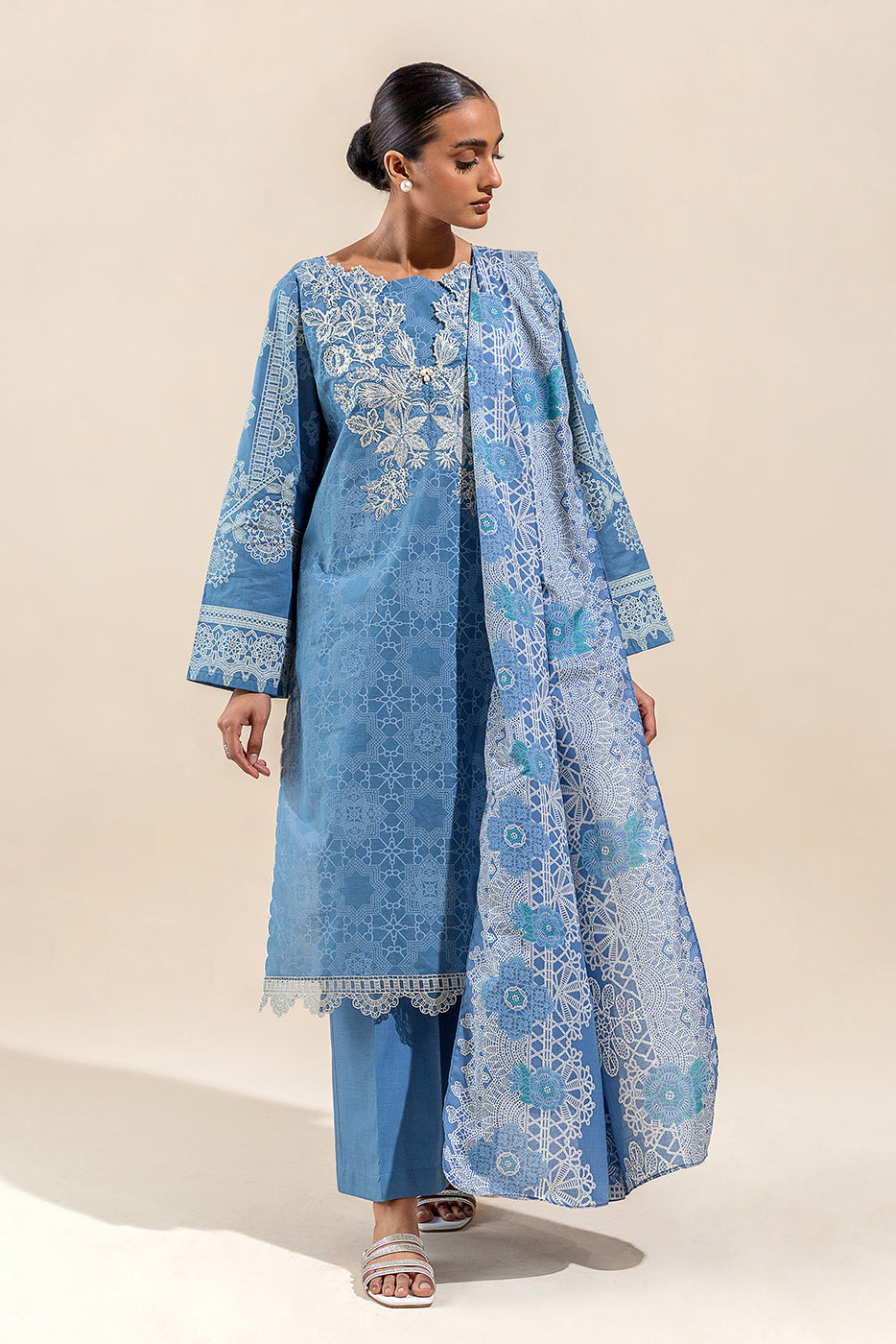 Plain organza dupatta with trimmings