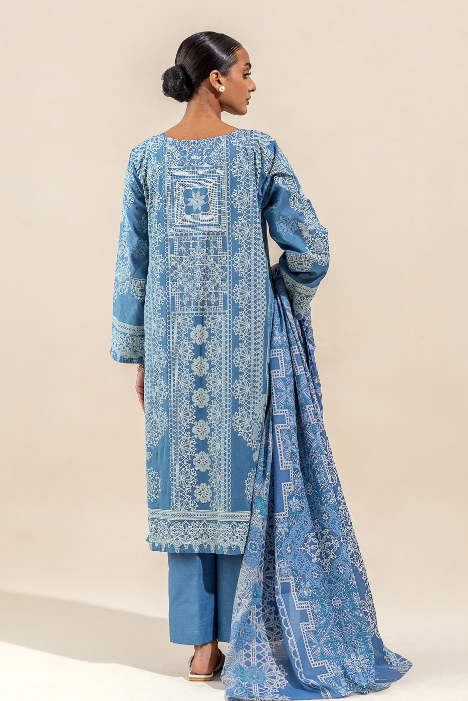 Plain organza dupatta with trimmings