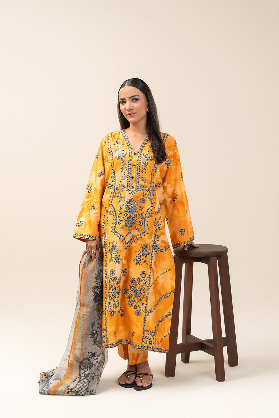 2 PIECE EMBROIDERED COTTON VISCOSE SUIT (PRET)