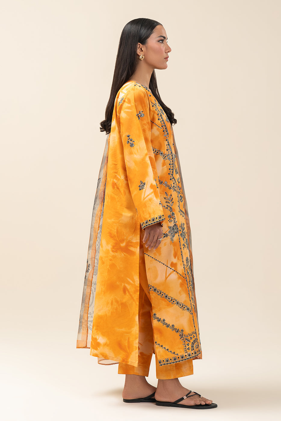 2 PIECE EMBROIDERED COTTON VISCOSE SUIT (PRET)