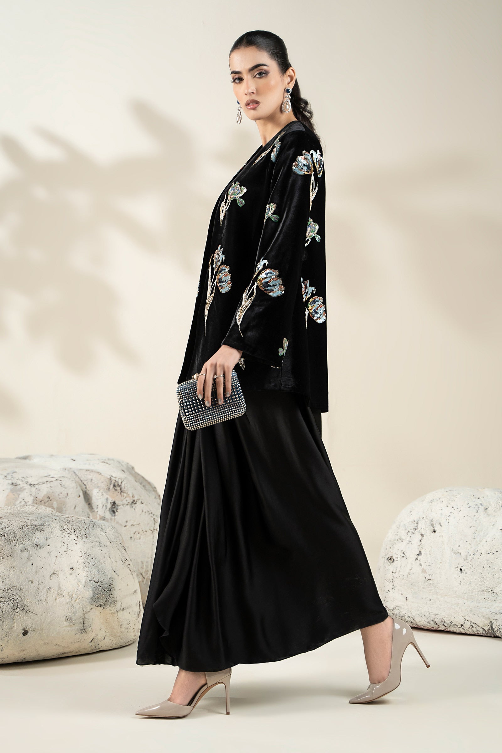 https://cdn.shopify.com/s/files/1/0620/8788/9062/files/CH2507Black_S_Side_C.jpg?v=1765788436