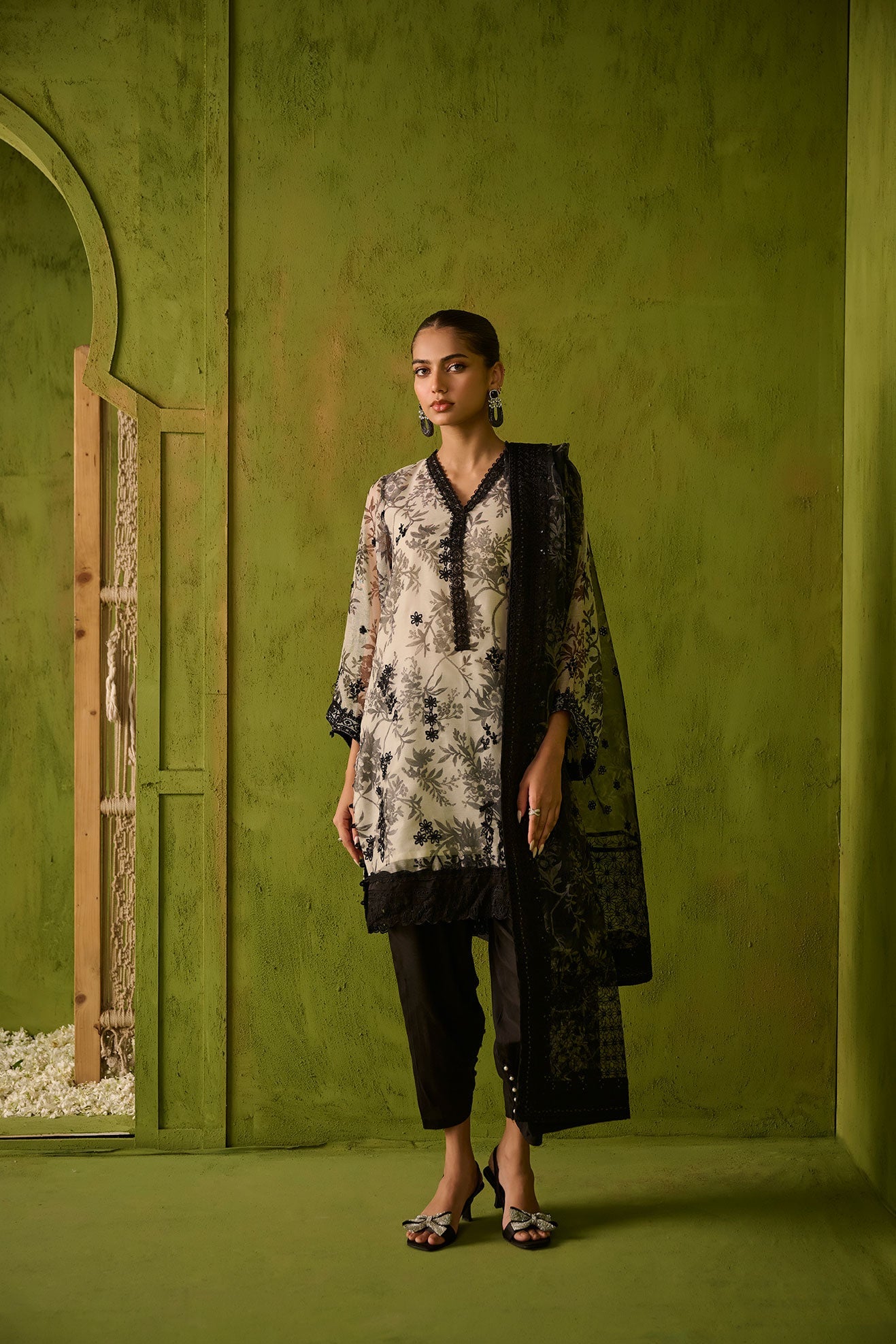 Ss24Da-2467 Grey 2Pcs Embroidered Kurta With Trouser