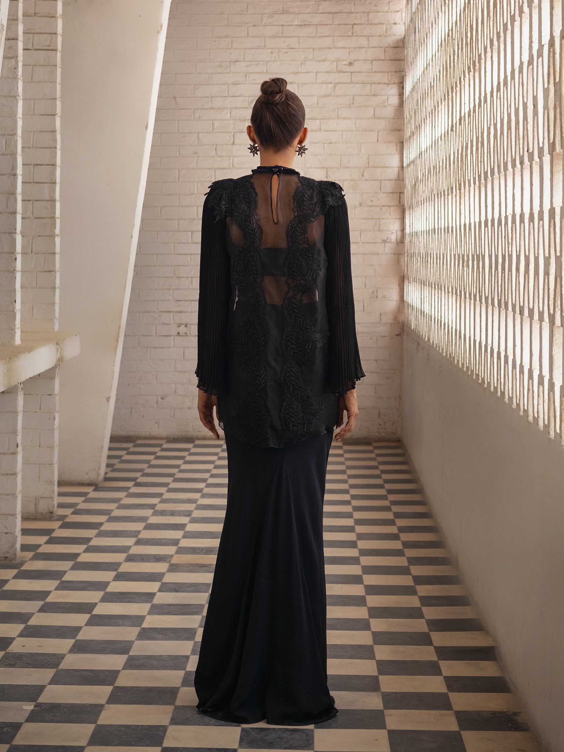 https://cdn.shopify.com/s/files/1/0768/4872/6205/files/Clay-Black-3.jpg?v=1777653677