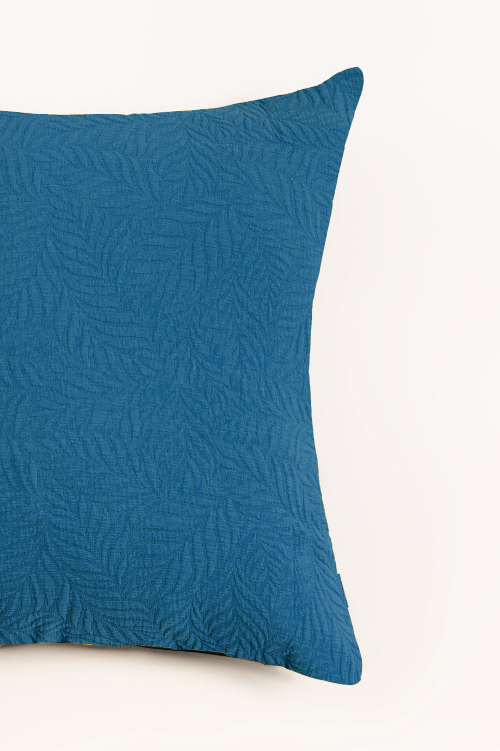 https://cdn.shopify.com/s/files/1/0706/3253/8159/files/CoastalMatelassecushion_2.jpg?v=1761120996