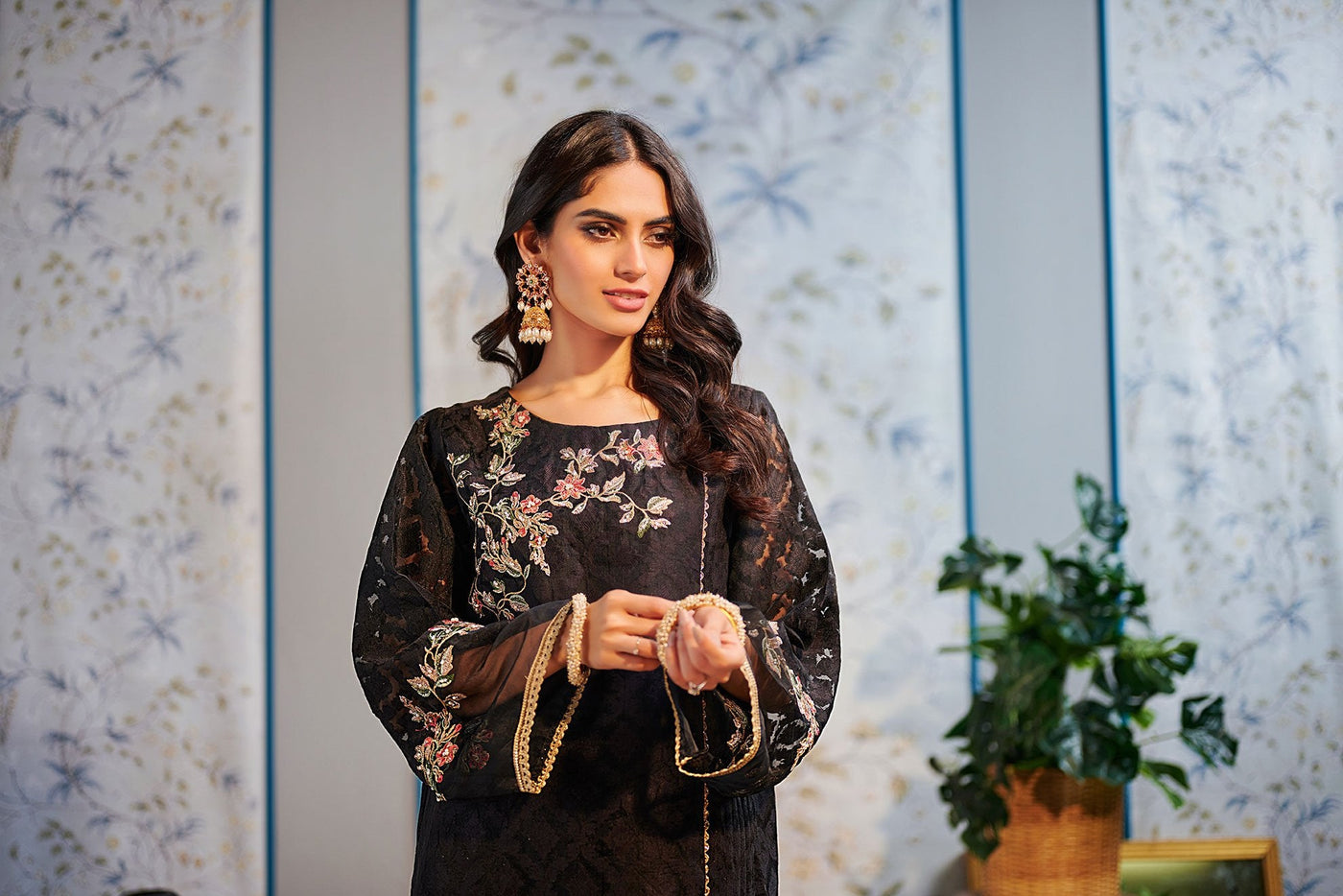 Da-1525 Black Embroidered Kurta