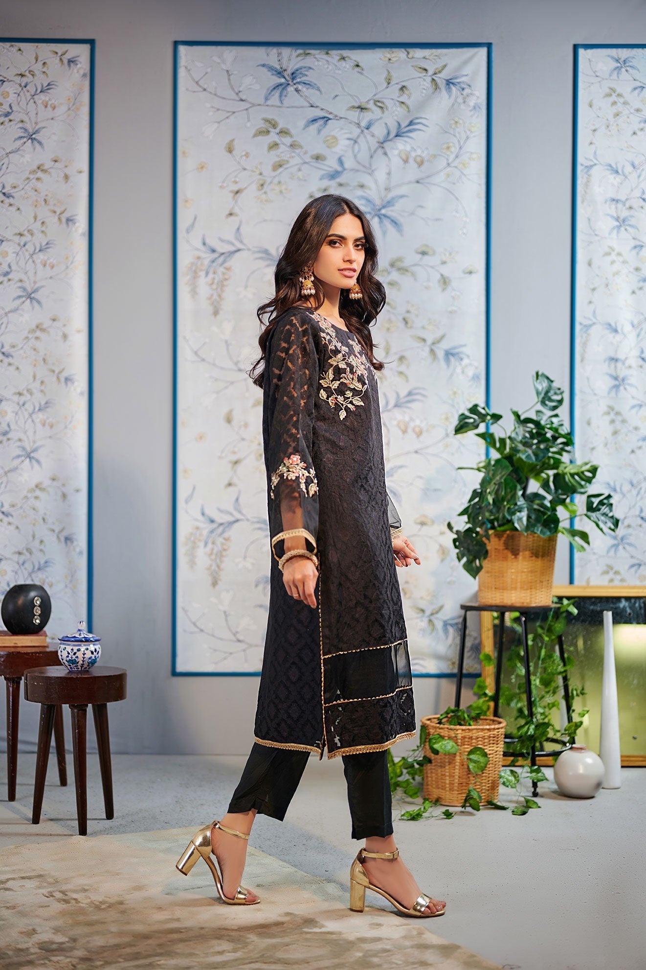 Da-1525 Black Embroidered Kurta