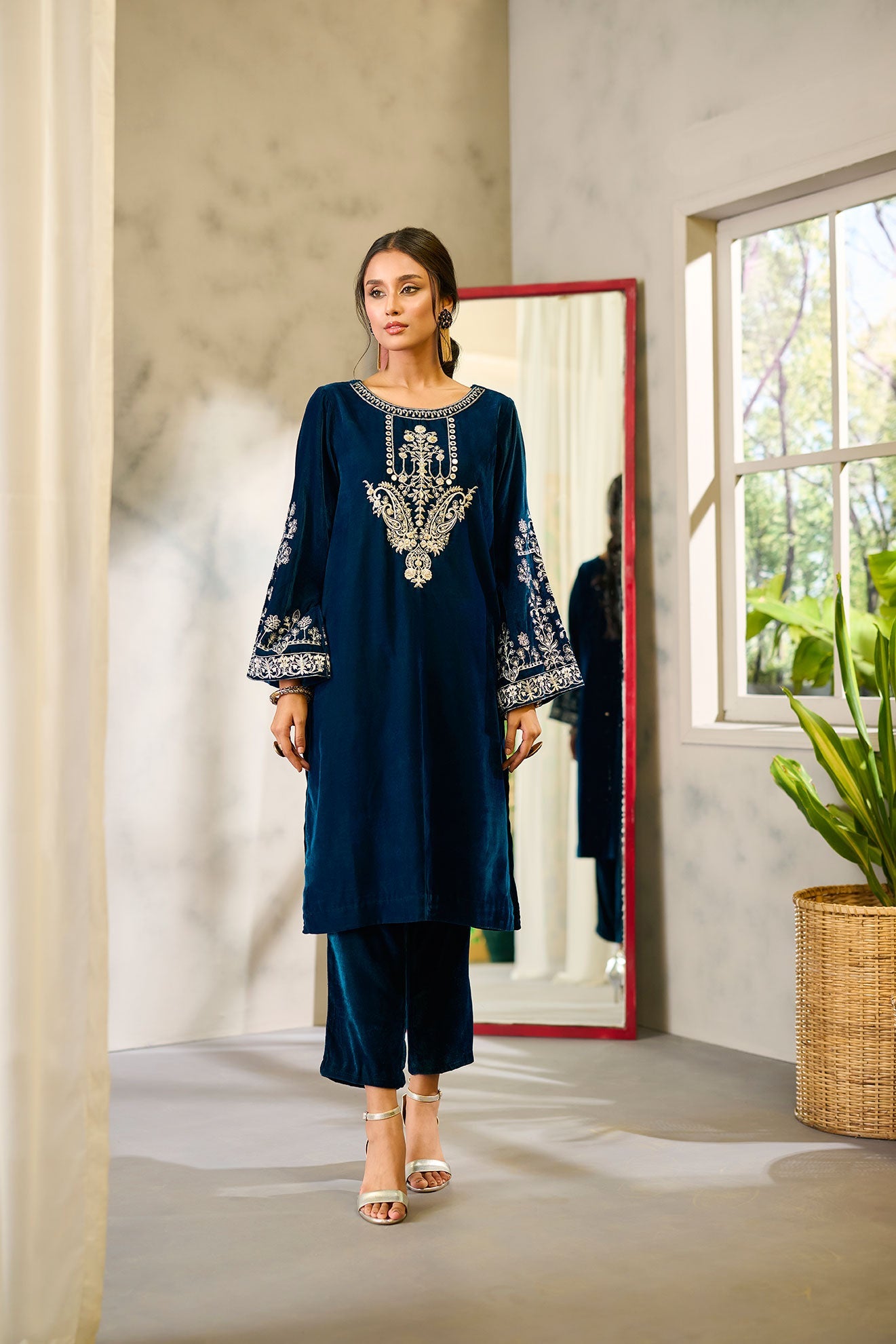 Da-1684 Turquoise Blue Embroidered Kurta
